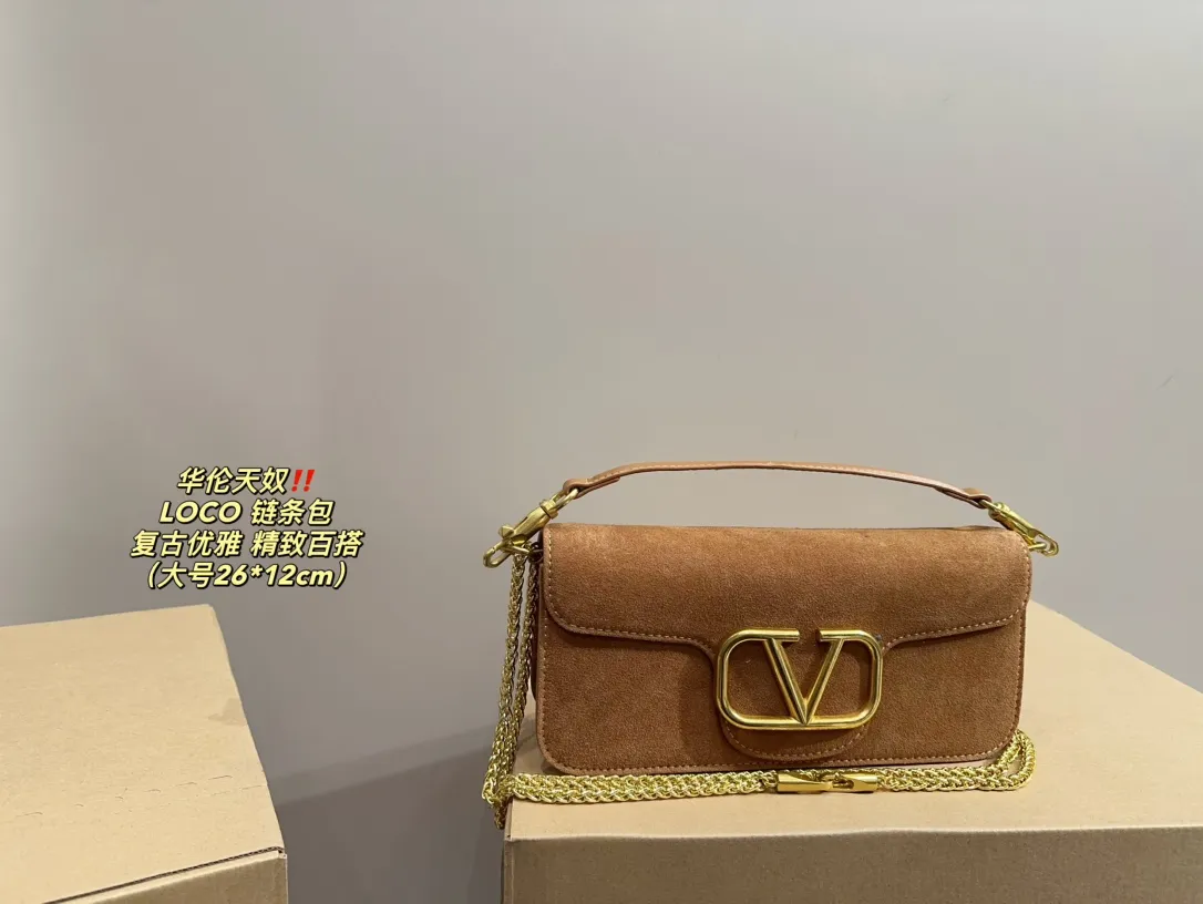 Large P350 with folding box⚠️Size 26.12 Small P330 with folding box⚠️Size 20.11 Valentino suede LOCO chain bag Retro and elegant, full of high-end feel, moderate size, touching capacity, easy to carry in casual and formal wear