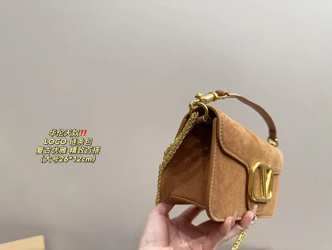 Large P350 with folding box⚠️Size 26.12 Small P330 with folding box⚠️Size 20.11 Valentino suede LOCO chain bag Retro and elegant, full of high-end feel, moderate size, touching capacity, easy to carry in casual and formal wear
