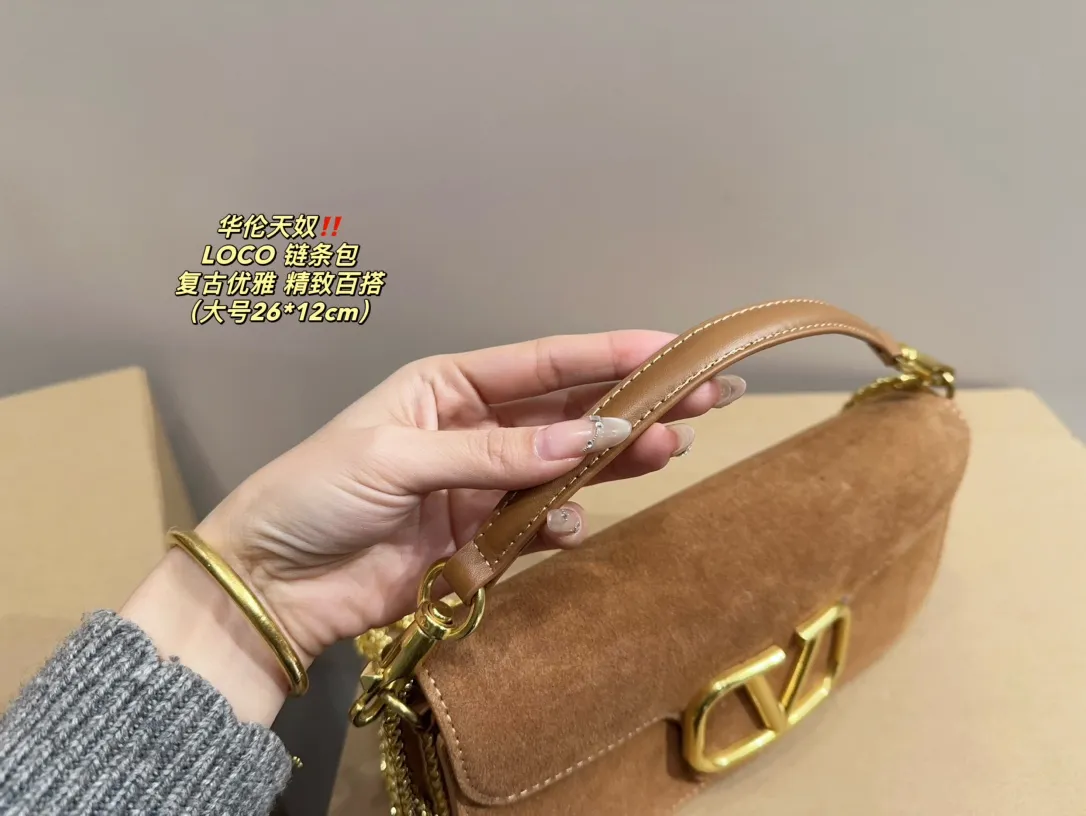 Large P350 with folding box⚠️Size 26.12 Small P330 with folding box⚠️Size 20.11 Valentino suede LOCO chain bag Retro and elegant, full of high-end feel, moderate size, touching capacity, easy to carry in casual and formal wear