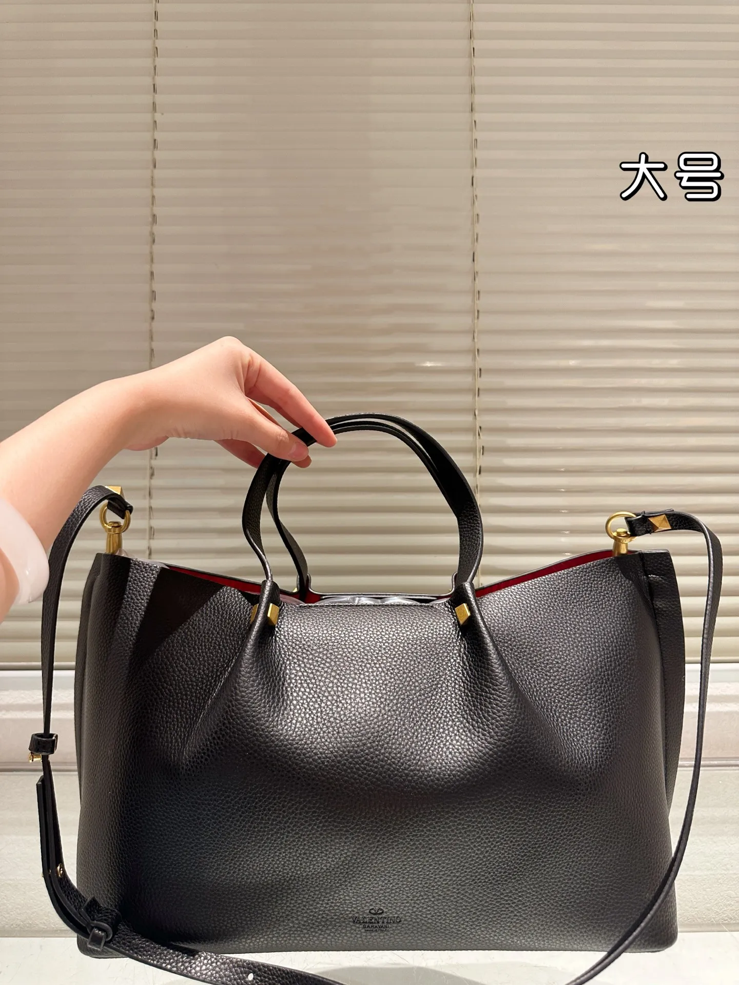 P380⚠️Size 37.24 Valentino handbag can be worn cross-body. It has a retro feel. It is high-end yet elegant. It has a great sense of atmosphere. It can be worn for commuting, leisure and dating.