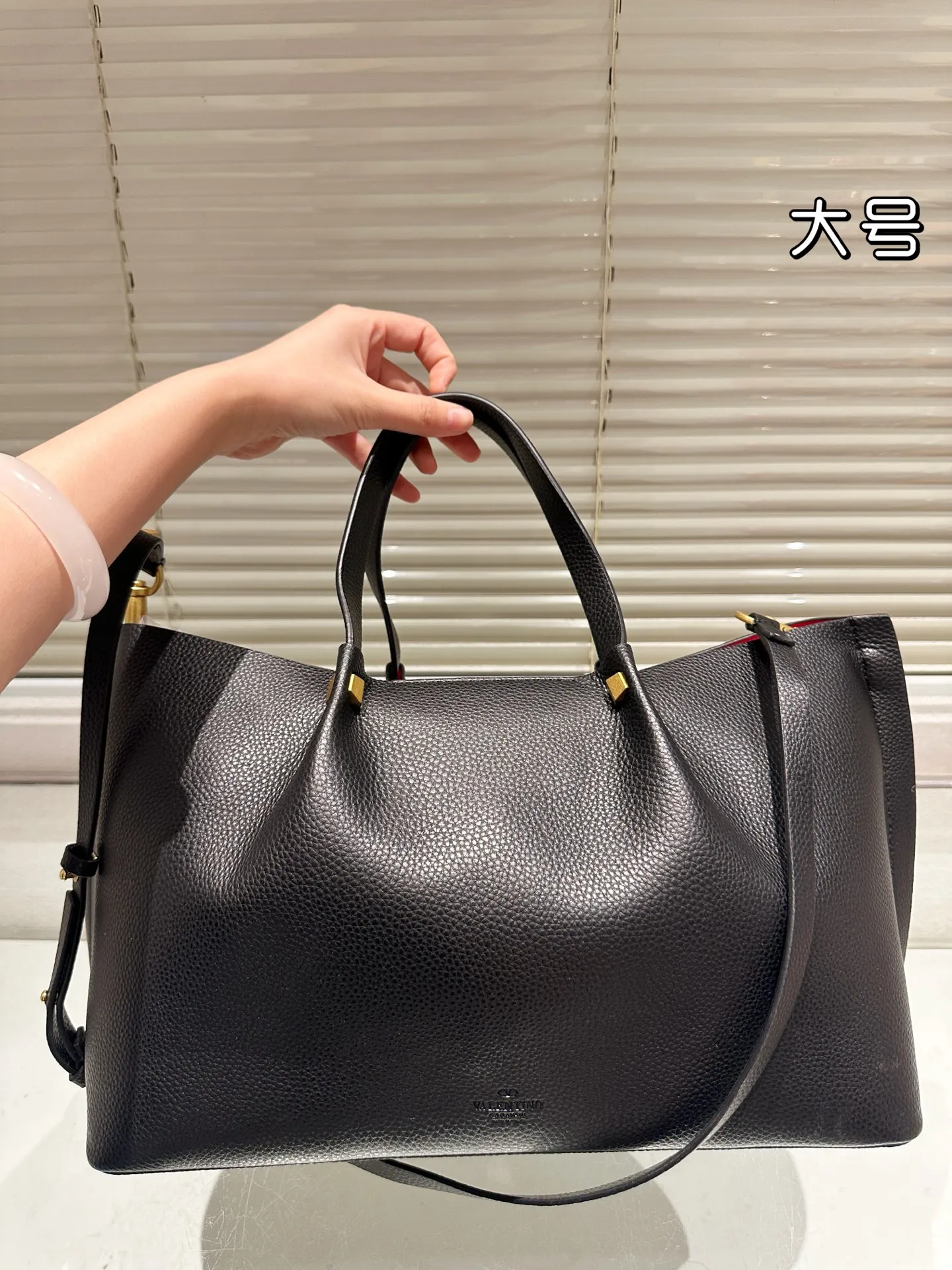 P380⚠️Size 37.24 Valentino handbag can be worn cross-body. It has a retro feel. It is high-end yet elegant. It has a great sense of atmosphere. It can be worn for commuting, leisure and dating.