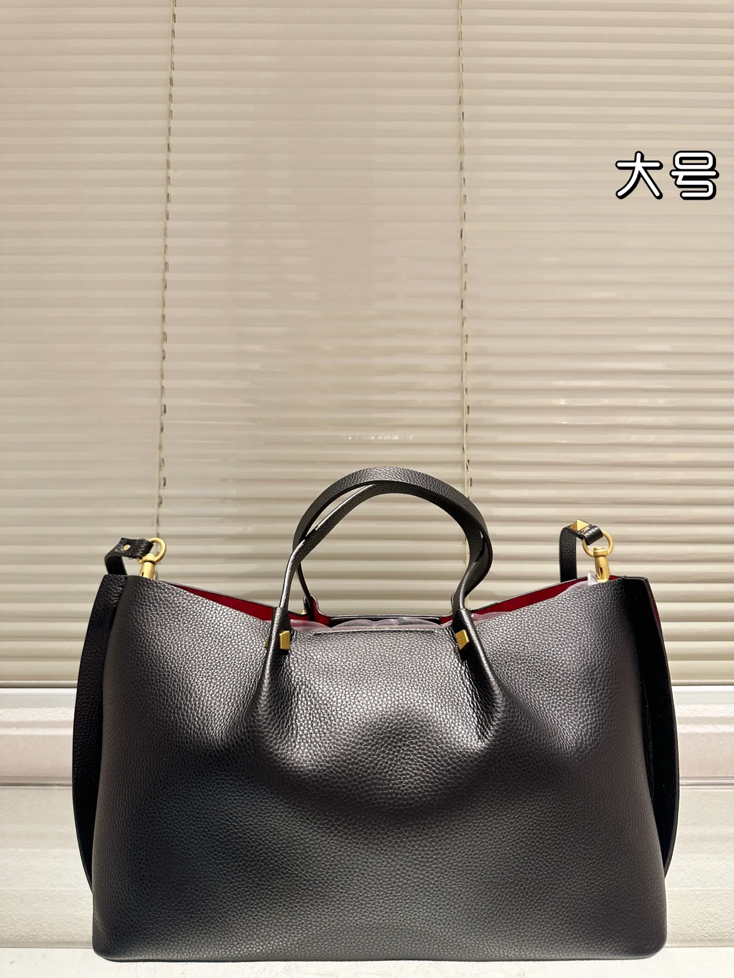 P380⚠️Size 37.24 Valentino handbag can be worn cross-body. It has a retro feel. It is high-end yet elegant. It has a great sense of atmosphere. It can be worn for commuting, leisure and dating.