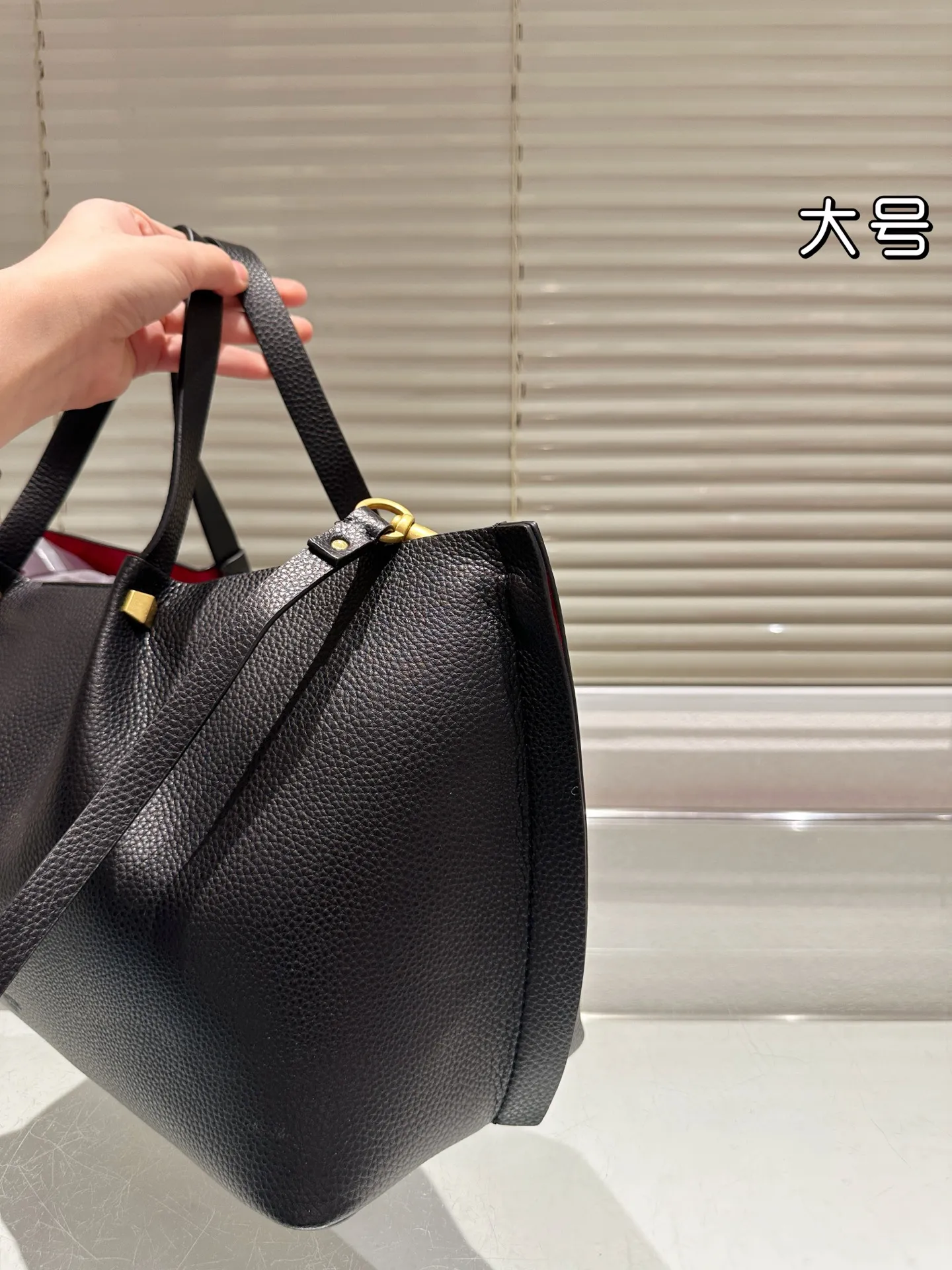 P380⚠️Size 37.24 Valentino handbag can be worn cross-body. It has a retro feel. It is high-end yet elegant. It has a great sense of atmosphere. It can be worn for commuting, leisure and dating.