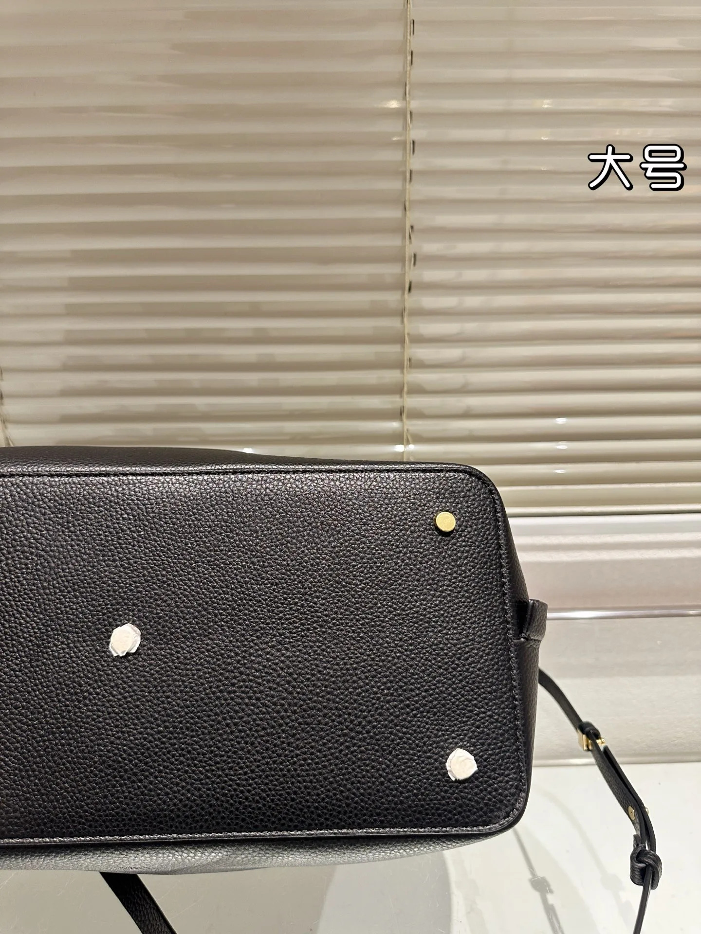 P380⚠️Size 37.24 Valentino handbag can be worn cross-body. It has a retro feel. It is high-end yet elegant. It has a great sense of atmosphere. It can be worn for commuting, leisure and dating.