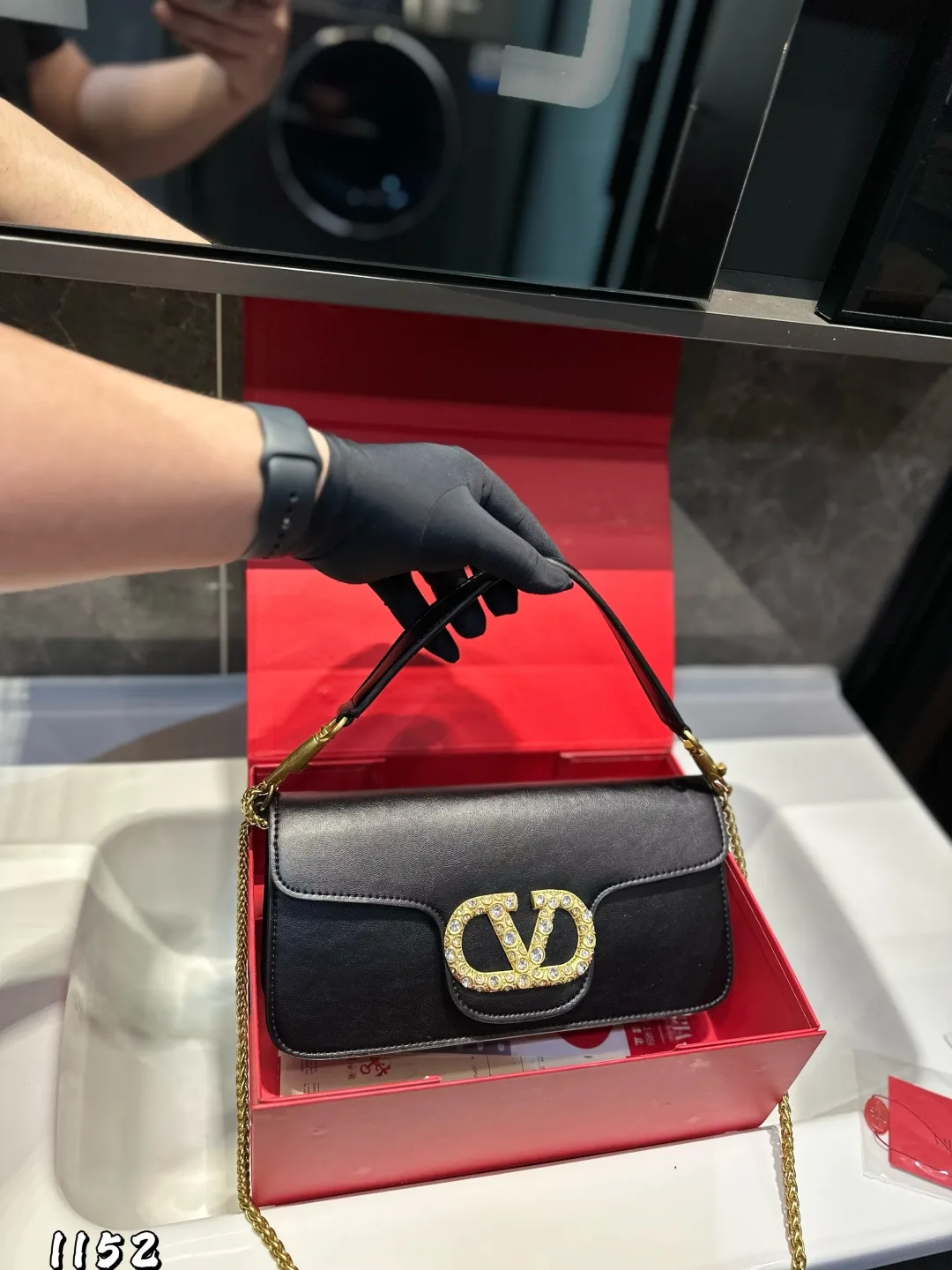 ❤️P320P310 (gift box packaging) ❤️ Valentino Loco shoulder bag. The upper body effect is amazing, high-end without being rigid. The beauty is all in it. It is mysterious and sexy. You must choose it when attending banquets and evening parties. Size: Large 27 13 Small 20 12