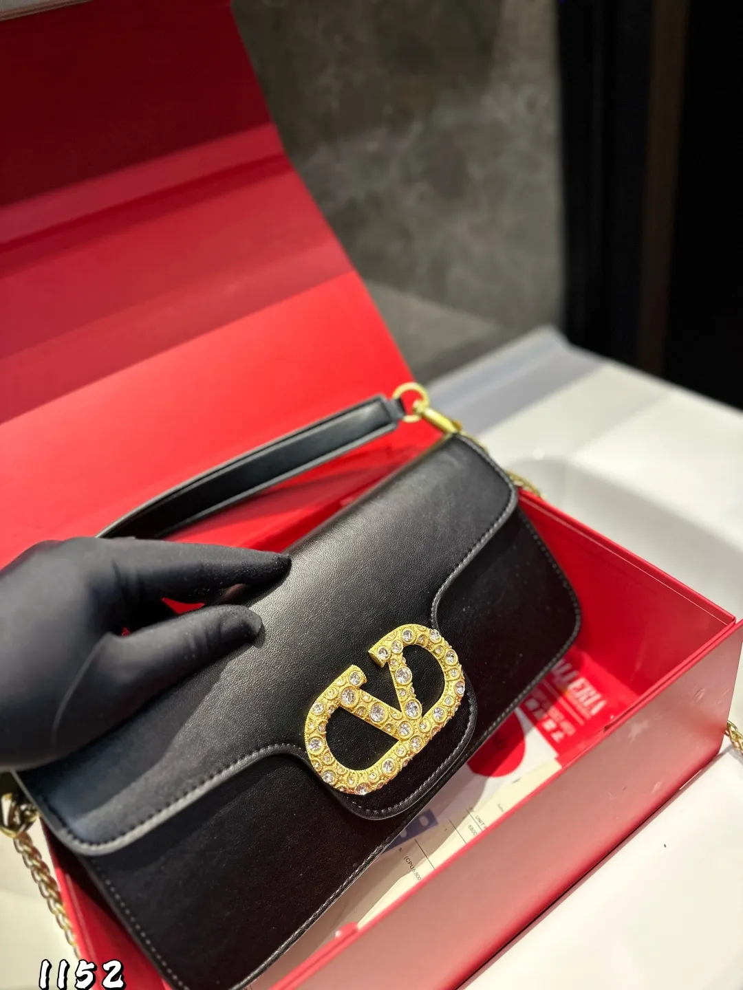 ❤️P320P310 (gift box packaging) ❤️ Valentino Loco shoulder bag. The upper body effect is amazing, high-end without being rigid. The beauty is all in it. It is mysterious and sexy. You must choose it when attending banquets and evening parties. Size: Large 27 13 Small 20 12