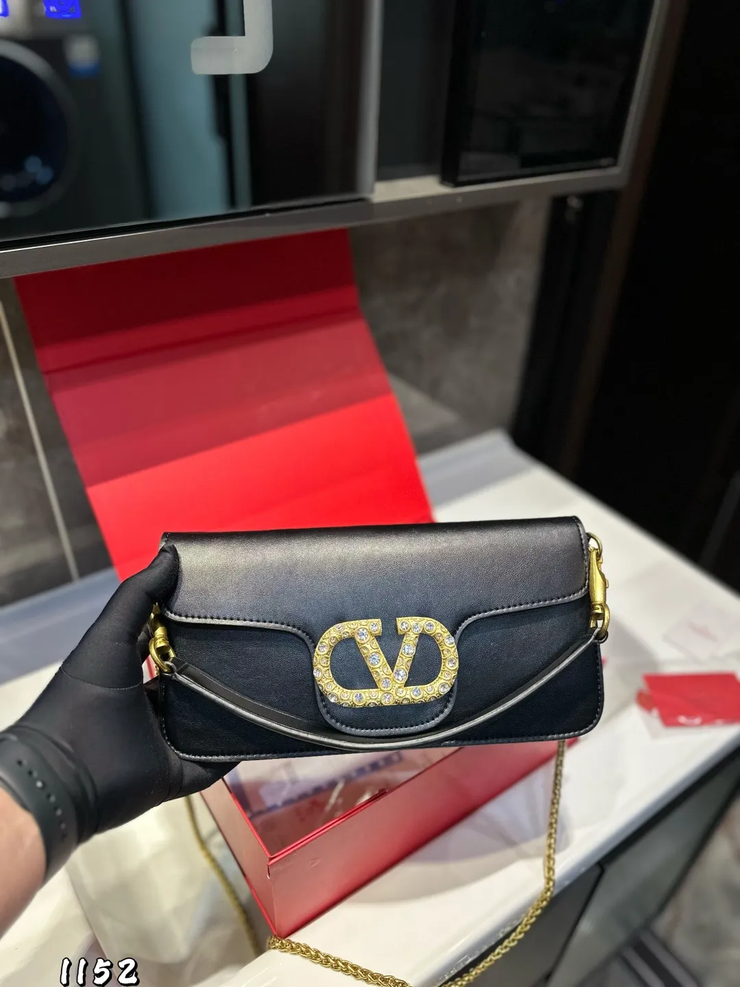 ❤️P320P310 (gift box packaging) ❤️ Valentino Loco shoulder bag. The upper body effect is amazing, high-end without being rigid. The beauty is all in it. It is mysterious and sexy. You must choose it when attending banquets and evening parties. Size: Large 27 13 Small 20 12