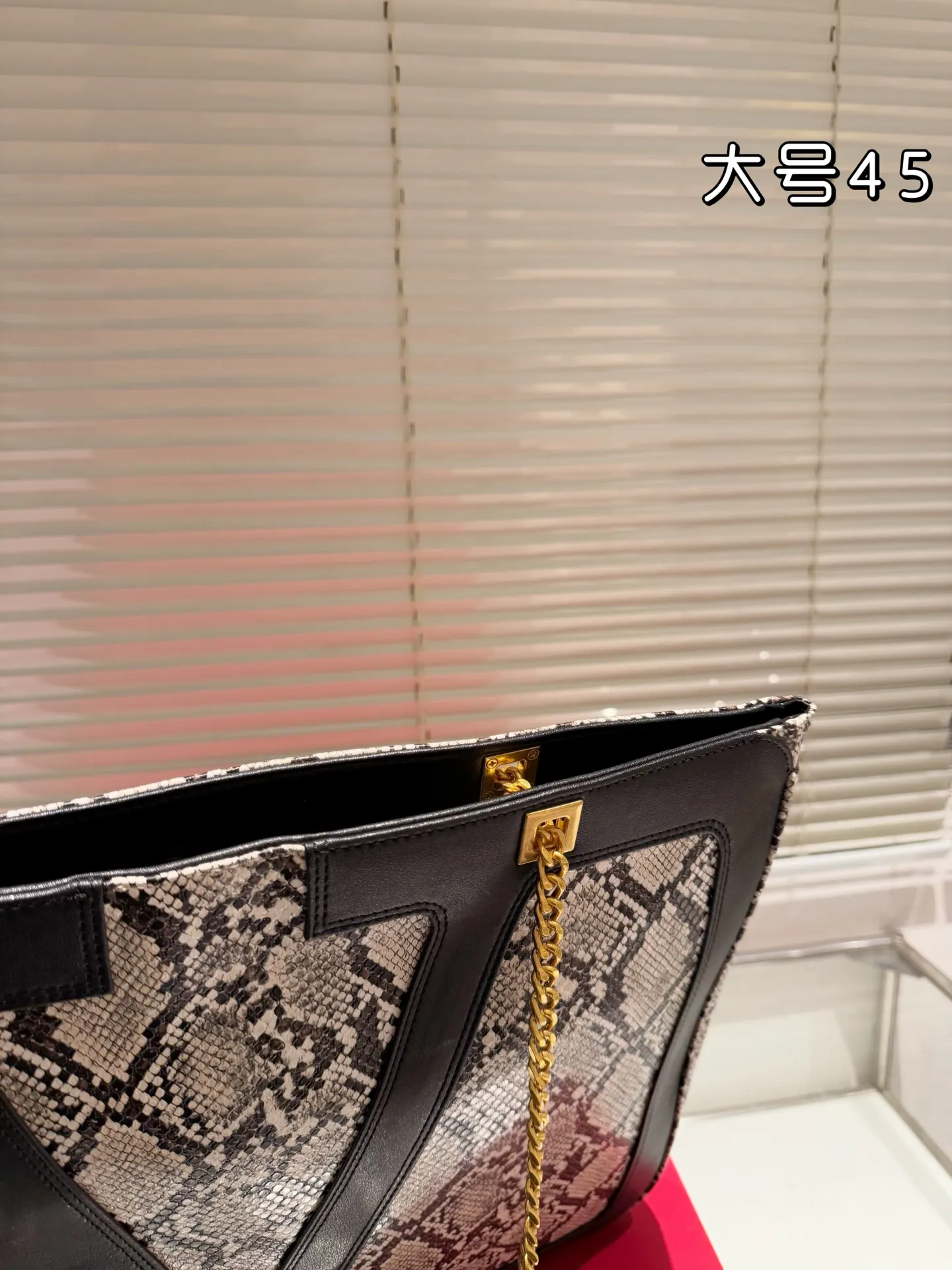P420 Valentino VALENTINO Women's Tote Bag Valentino Letter Bag Letter bag from Valentino. The new season has just arrived. Size 45.34