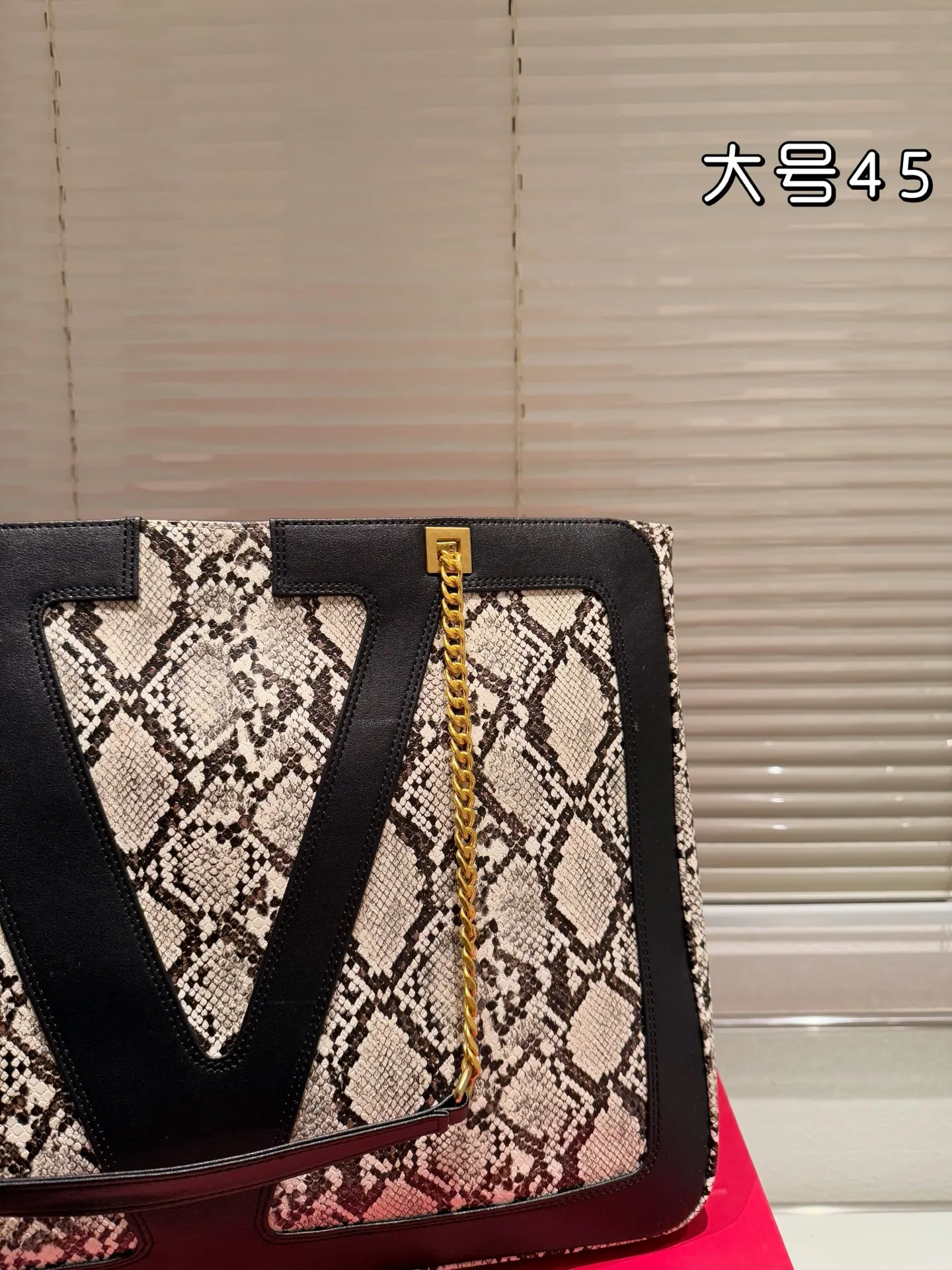 P420 Valentino VALENTINO Women's Tote Bag Valentino Letter Bag Letter bag from Valentino. The new season has just arrived. Size 45.34
