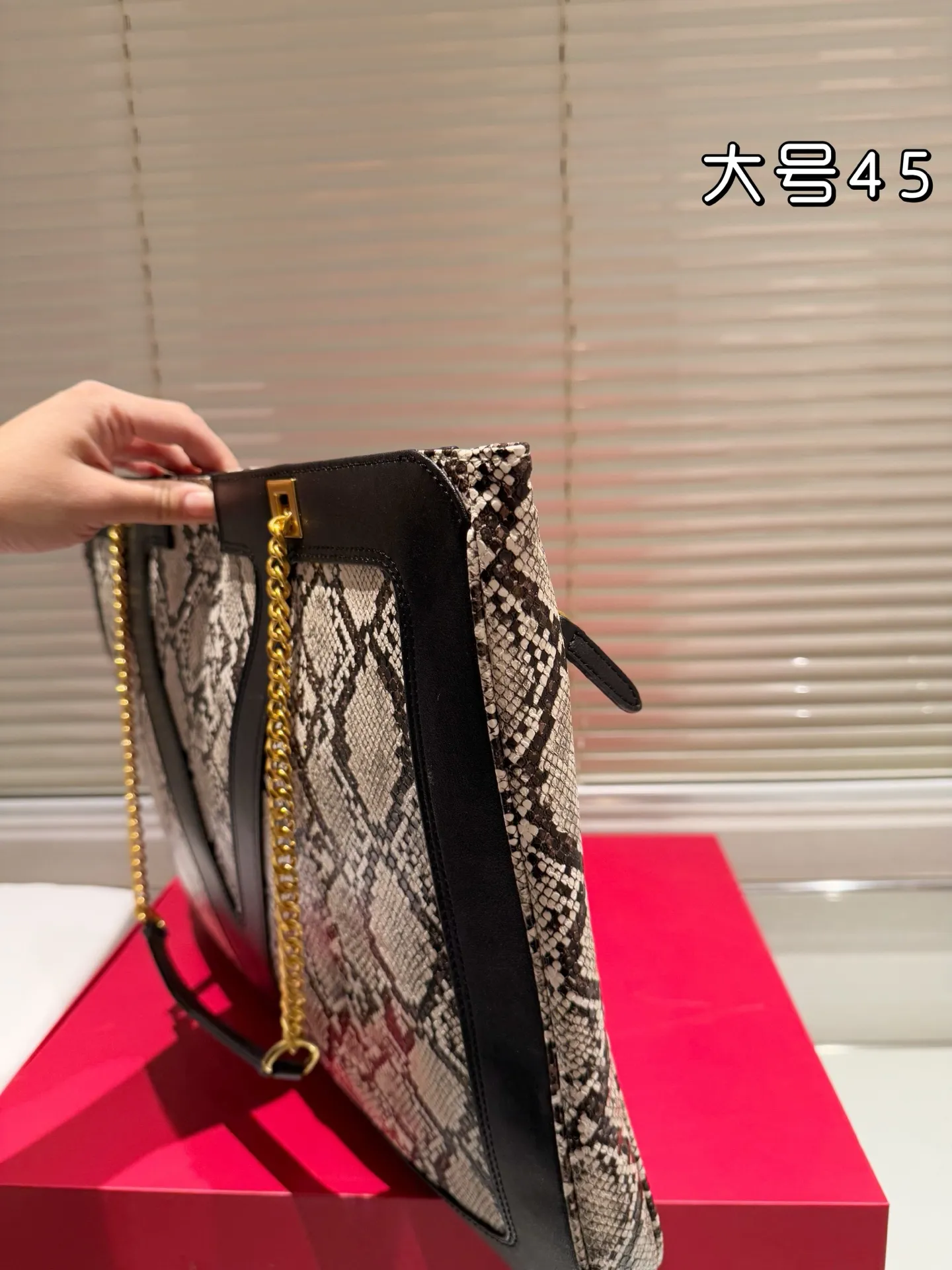 P420 Valentino VALENTINO Women's Tote Bag Valentino Letter Bag Letter bag from Valentino. The new season has just arrived. Size 45.34