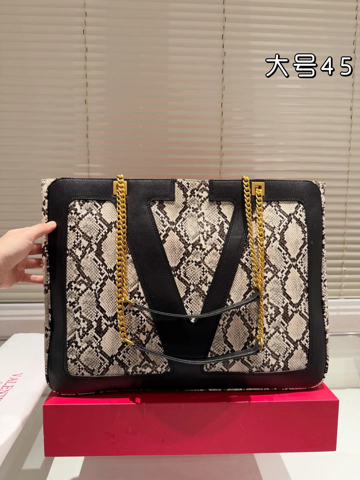 P420 Valentino VALENTINO Women's Tote Bag Valentino Letter Bag Letter bag from Valentino. The new season has just arrived. Size 45.34