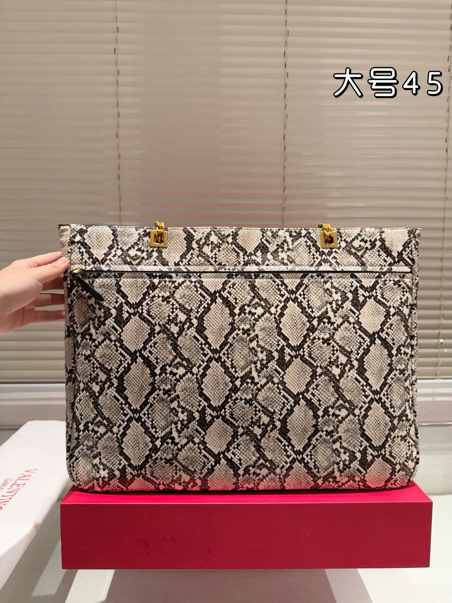 P420 Valentino VALENTINO Women's Tote Bag Valentino Letter Bag Letter bag from Valentino. The new season has just arrived. Size 45.34