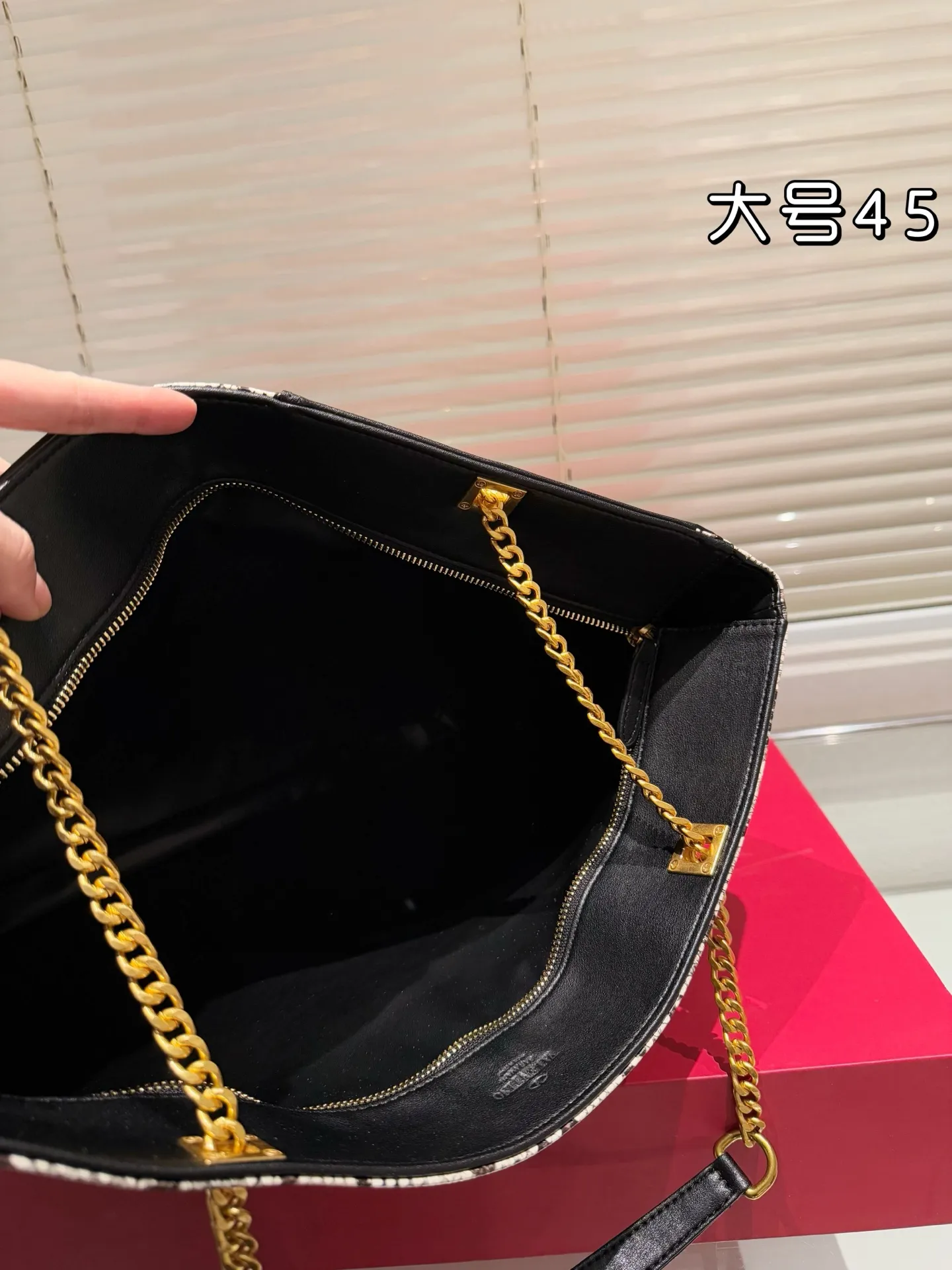 P420 Valentino VALENTINO Women's Tote Bag Valentino Letter Bag Letter bag from Valentino. The new season has just arrived. Size 45.34