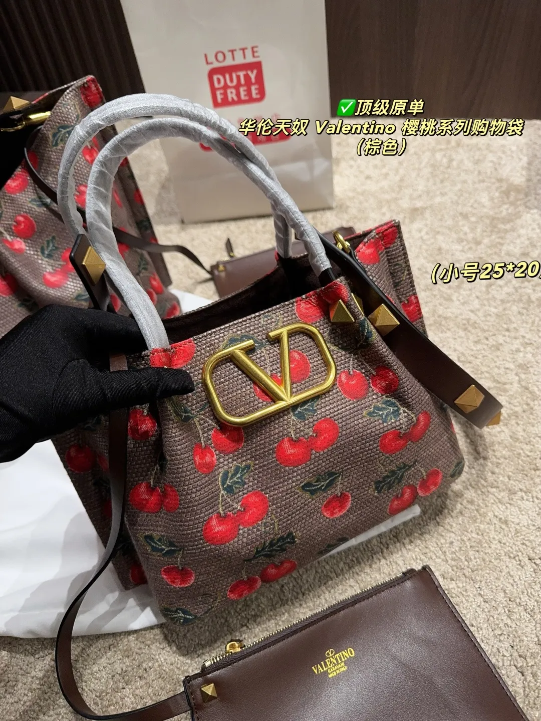 ✅Top original order Large p440 with box⚠️Size 37.23 Small p410 with box⚠️Size 25.20 Valentino Cherry Series Shopping Bag The bright cherries on the top are matched with dark green branches and leaves, and the retro pastoral style blows in, as if you have traveled to a romantic pastoral in one second🍃 The brown leather edging is extremely exquisite, and the iconic metal "V" buckle is even more eye-catching. The texture is instantly full and the sense of luxury is overwhelming✨This bag is super versatile and can be worn with a small skirt to show off its sweet temperament; paired with casual wear, it can show off its cool and handsome side, lighting up the overall look in minutes. Carry it on your back when you go out, and you will be a sweet and cool girl that everyone loves