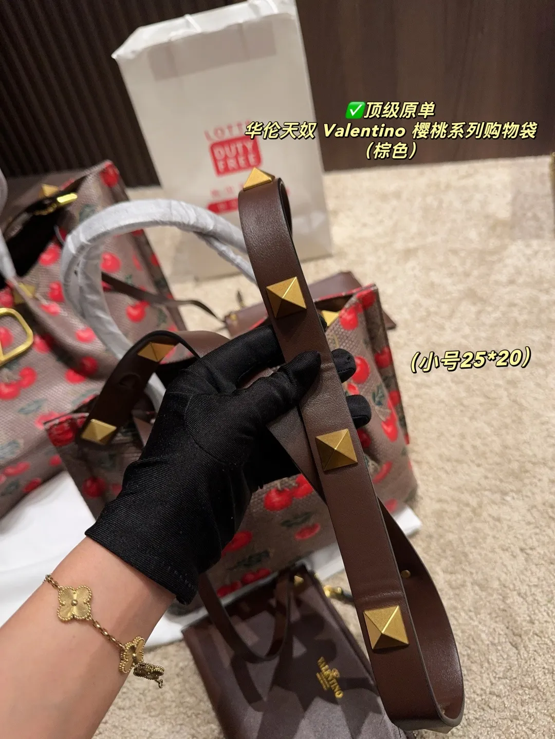 ✅Top original order Large p440 with box⚠️Size 37.23 Small p410 with box⚠️Size 25.20 Valentino Cherry Series Shopping Bag The bright cherries on the top are matched with dark green branches and leaves, and the retro pastoral style blows in, as if you have traveled to a romantic pastoral in one second🍃 The brown leather edging is extremely exquisite, and the iconic metal "V" buckle is even more eye-catching. The texture is instantly full and the sense of luxury is overwhelming✨This bag is super versatile and can be worn with a small skirt to show off its sweet temperament; paired with casual wear, it can show off its cool and handsome side, lighting up the overall look in minutes. Carry it on your back when you go out, and you will be a sweet and cool girl that everyone loves