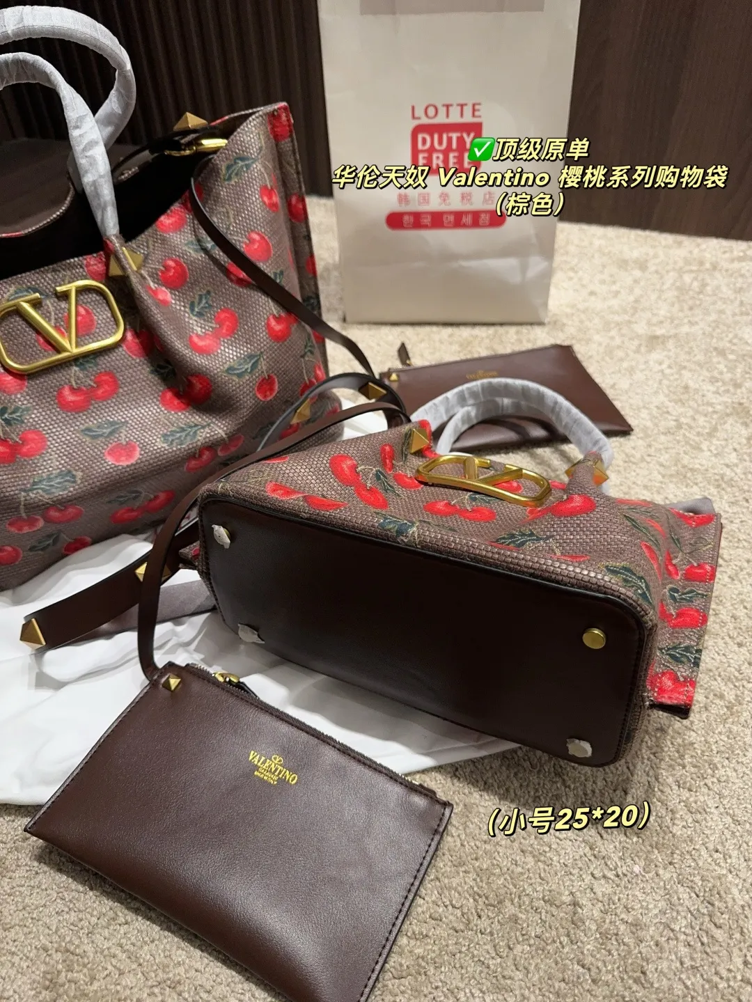 ✅Top original order Large p440 with box⚠️Size 37.23 Small p410 with box⚠️Size 25.20 Valentino Cherry Series Shopping Bag The bright cherries on the top are matched with dark green branches and leaves, and the retro pastoral style blows in, as if you have traveled to a romantic pastoral in one second🍃 The brown leather edging is extremely exquisite, and the iconic metal "V" buckle is even more eye-catching. The texture is instantly full and the sense of luxury is overwhelming✨This bag is super versatile and can be worn with a small skirt to show off its sweet temperament; paired with casual wear, it can show off its cool and handsome side, lighting up the overall look in minutes. Carry it on your back when you go out, and you will be a sweet and cool girl that everyone loves