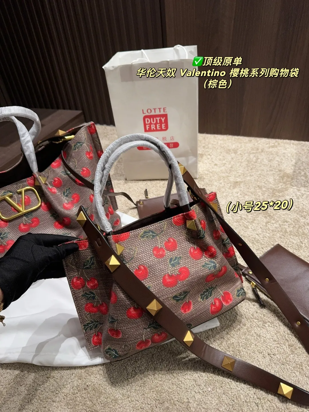 ✅Top original order Large p440 with box⚠️Size 37.23 Small p410 with box⚠️Size 25.20 Valentino Cherry Series Shopping Bag The bright cherries on the top are matched with dark green branches and leaves, and the retro pastoral style blows in, as if you have traveled to a romantic pastoral in one second🍃 The brown leather edging is extremely exquisite, and the iconic metal "V" buckle is even more eye-catching. The texture is instantly full and the sense of luxury is overwhelming✨This bag is super versatile and can be worn with a small skirt to show off its sweet temperament; paired with casual wear, it can show off its cool and handsome side, lighting up the overall look in minutes. Carry it on your back when you go out, and you will be a sweet and cool girl that everyone loves
