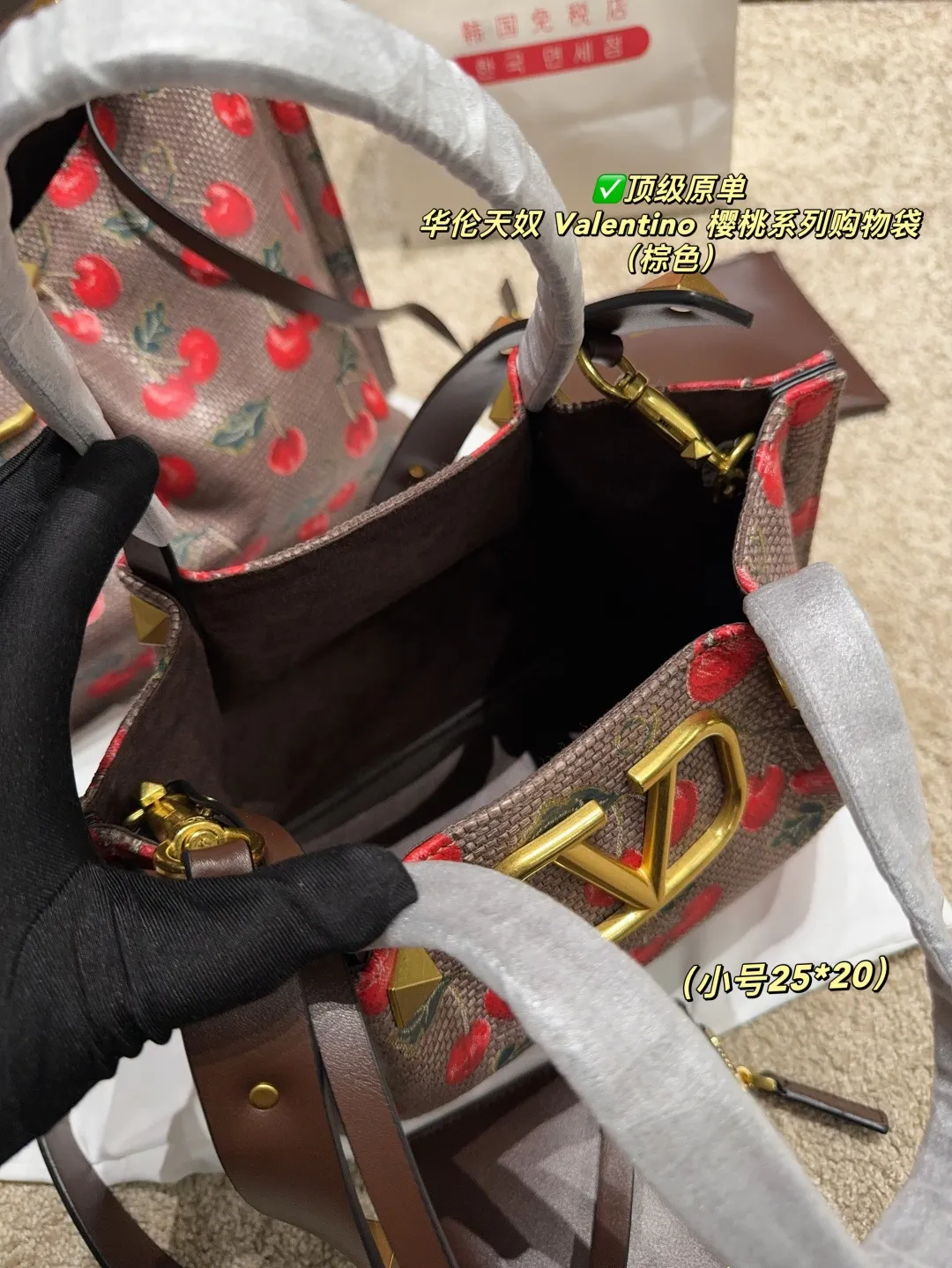 ✅Top original order Large p440 with box⚠️Size 37.23 Small p410 with box⚠️Size 25.20 Valentino Cherry Series Shopping Bag The bright cherries on the top are matched with dark green branches and leaves, and the retro pastoral style blows in, as if you have traveled to a romantic pastoral in one second🍃 The brown leather edging is extremely exquisite, and the iconic metal "V" buckle is even more eye-catching. The texture is instantly full and the sense of luxury is overwhelming✨This bag is super versatile and can be worn with a small skirt to show off its sweet temperament; paired with casual wear, it can show off its cool and handsome side, lighting up the overall look in minutes. Carry it on your back when you go out, and you will be a sweet and cool girl that everyone loves