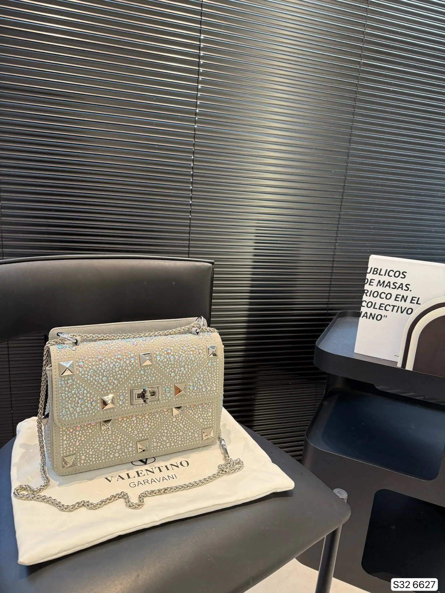 P420 with folding box Valentino rhinestone bag, versatile and fashionable, super good-looking, a must-have item for every trendy and cool girl/ Size: 24 17 Item No. 6627