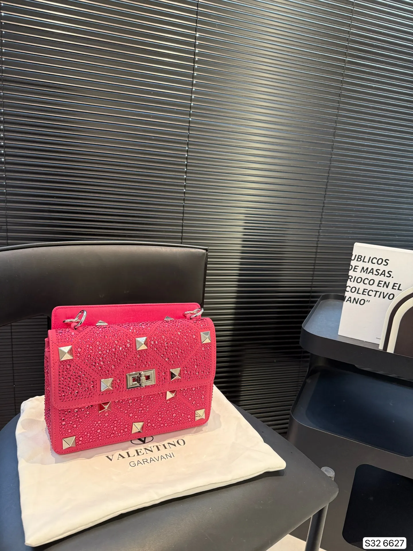 P420 with folding box Valentino rhinestone bag, versatile and fashionable, super good-looking, a must-have item for every trendy and cool girl/ Size: 24 17 Item No. 6627