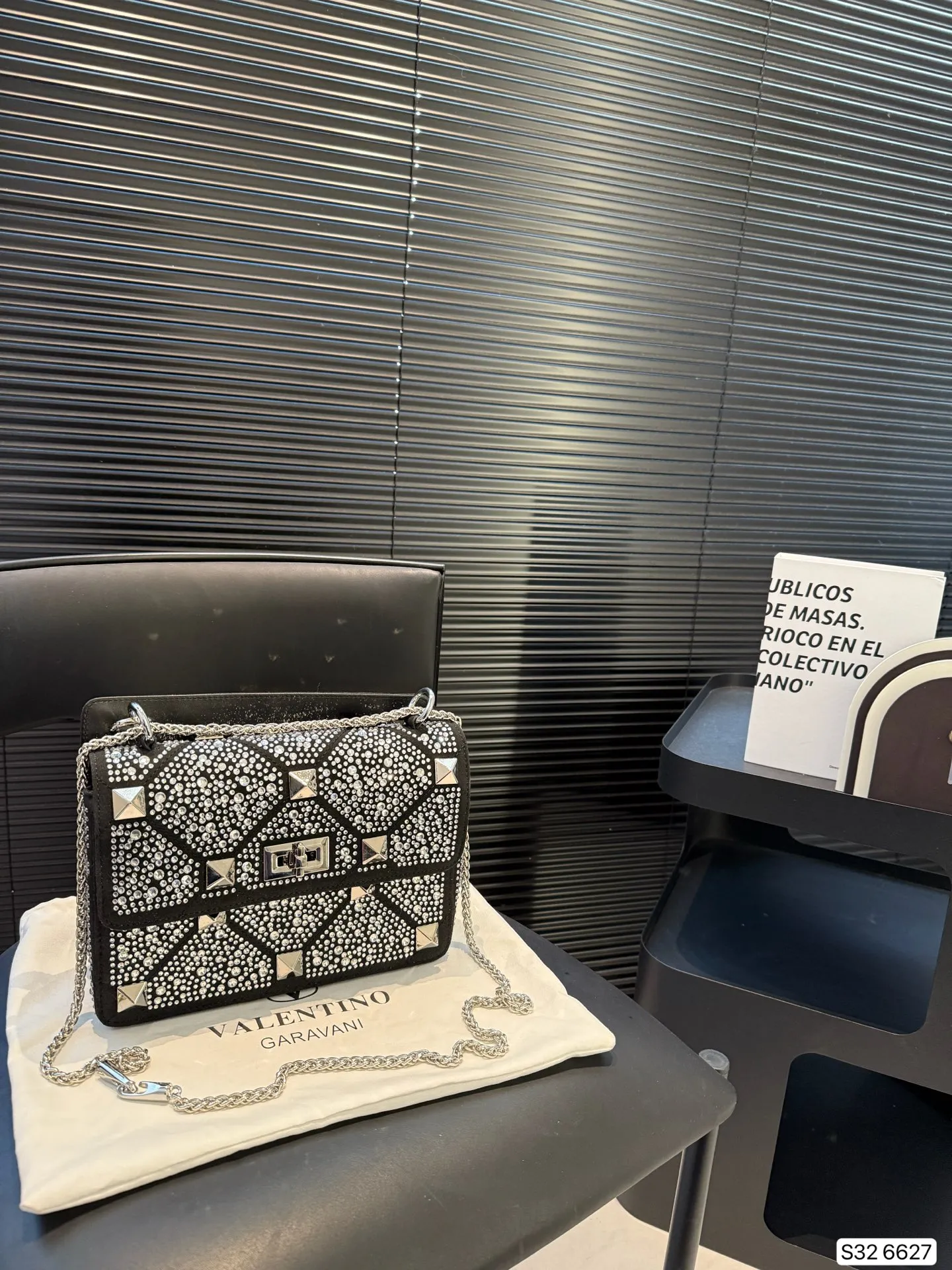 P420 with folding box Valentino rhinestone bag, versatile and fashionable, super good-looking, a must-have item for every trendy and cool girl/ Size: 24 17 Item No. 6627