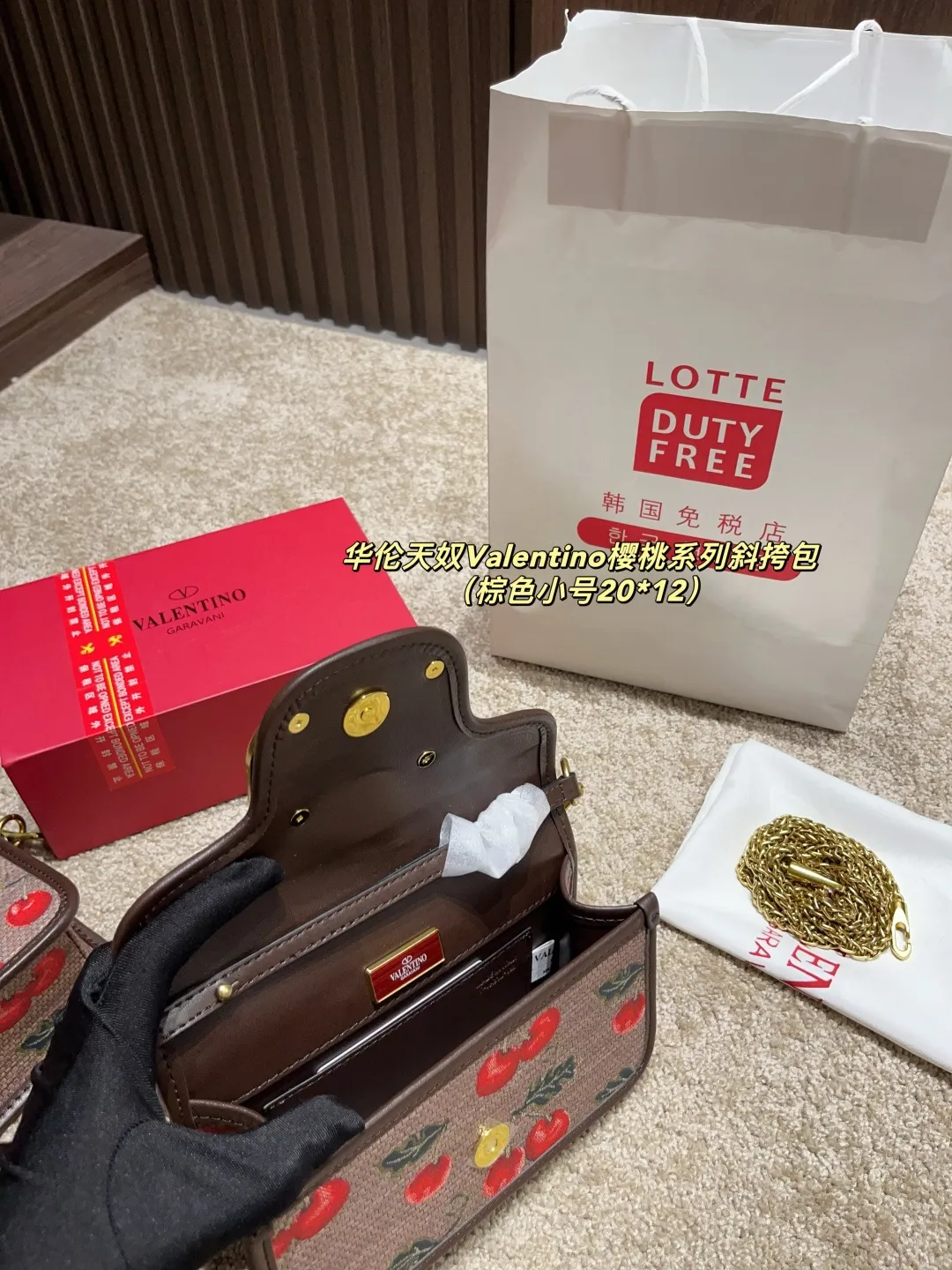 Large p350 with box ⚠️ size 26.12 Small p340 with box ⚠️ size 20.12 Valentino Cherry Series Crossbody Bag Spring and Summer Series, rich colors, complex patterns and multi-layered materials create a strong visual impact. Freen is easy to control, elegant and sexy ~ conveying the romance and vitality of spring and summer, injecting new vitality into the brand!
