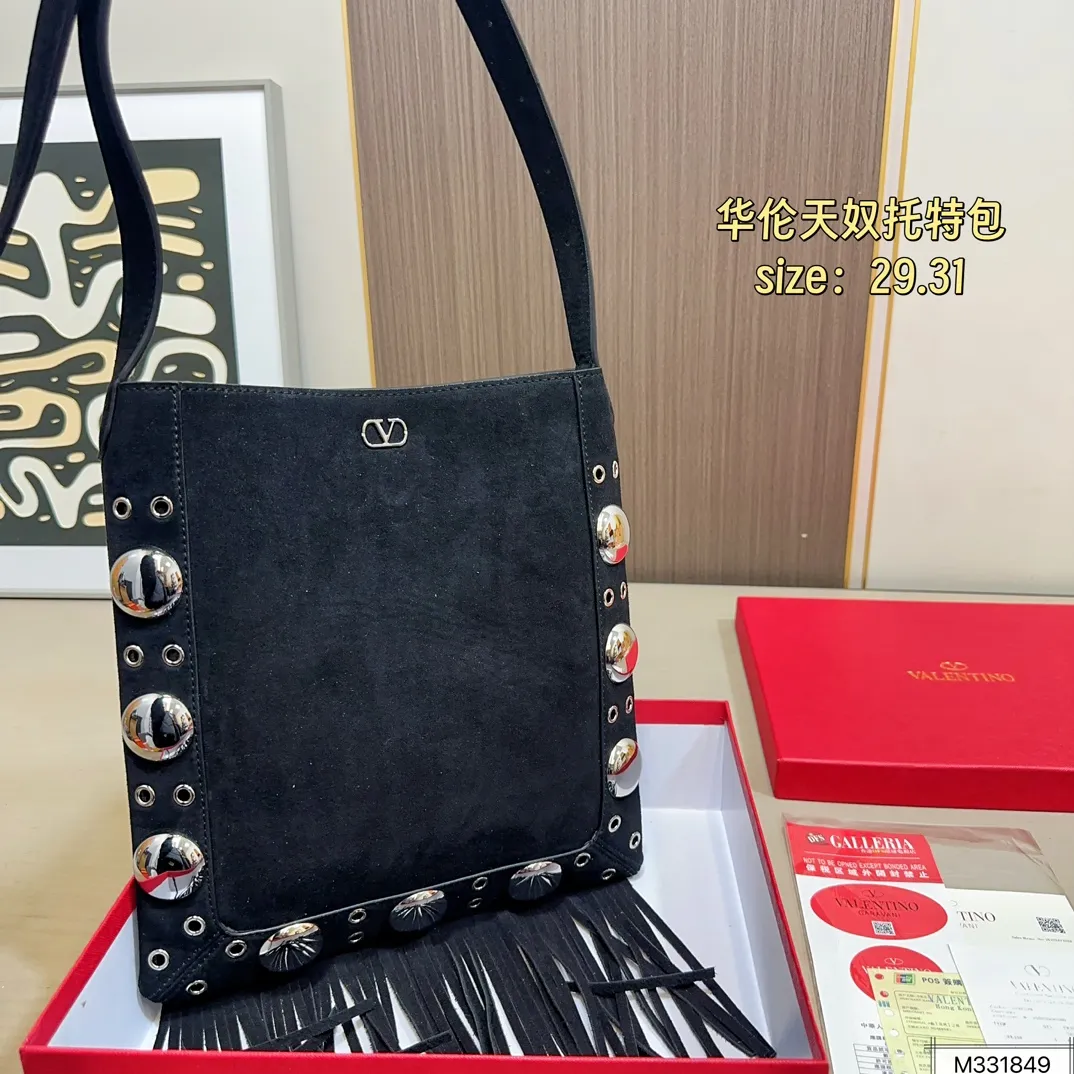 💰330 box Valentino Tote Suede rivet Tote Autumn’s new favorite | Practical and versatile bag Autumn is here, don’t you feel like it’s time to add new members to your wardrobe and bags? This versatile bag is definitely the best choice! Not only is it large in capacity, it can hold daily necessities, but it is also full of design details. Pair it with any style of outfit to create a fashionable look easily. Whether it is daily commuting or weekend gatherings, it can be perfectly held! Come and get the same style! Size 29 31