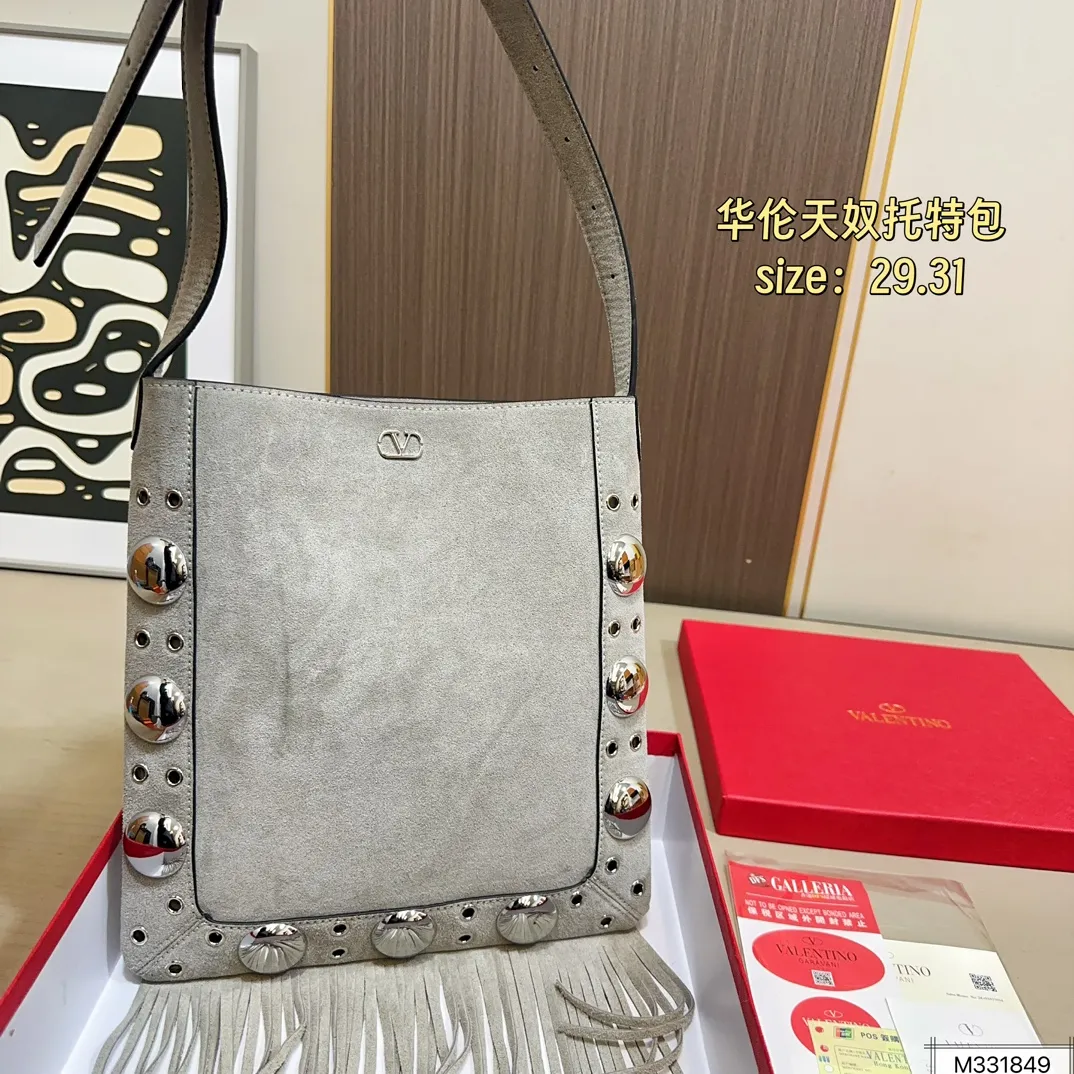 💰330 box Valentino Tote Suede rivet Tote Autumn’s new favorite | Practical and versatile bag Autumn is here, don’t you feel like it’s time to add new members to your wardrobe and bags? This versatile bag is definitely the best choice! Not only is it large in capacity, it can hold daily necessities, but it is also full of design details. Pair it with any style of outfit to create a fashionable look easily. Whether it is daily commuting or weekend gatherings, it can be perfectly held! Come and get the same style! Size 29 31