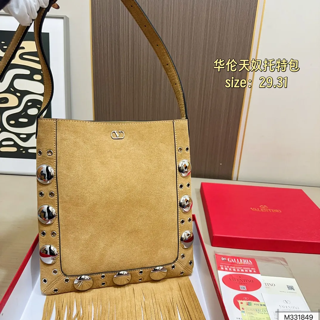 💰330 box Valentino Tote Suede rivet Tote Autumn’s new favorite | Practical and versatile bag Autumn is here, don’t you feel like it’s time to add new members to your wardrobe and bags? This versatile bag is definitely the best choice! Not only is it large in capacity, it can hold daily necessities, but it is also full of design details. Pair it with any style of outfit to create a fashionable look easily. Whether it is daily commuting or weekend gatherings, it can be perfectly held! Come and get the same style! Size 29 31