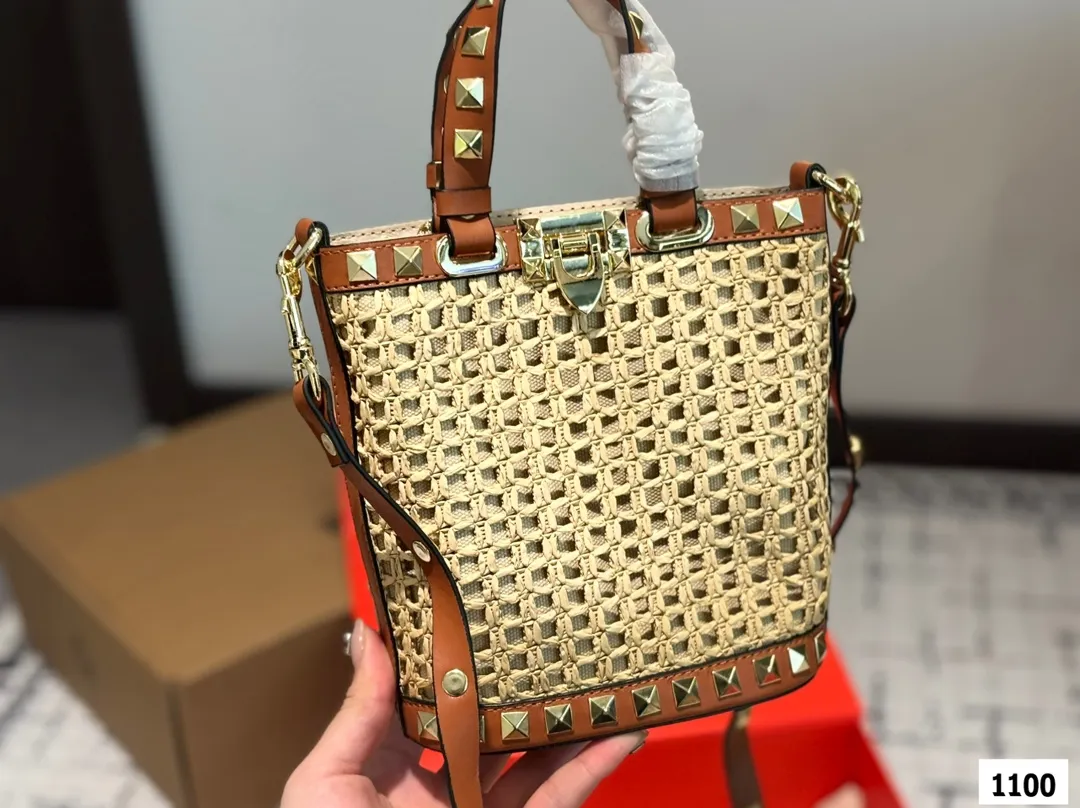 P350 with folding box Valentino woven bag 24 spring and summer has a strong holiday style, but it is also suitable for daily life. I feel that such a bag is necessary. After all, no one wants to refuse the waves and beaches. Size: 16 18.5