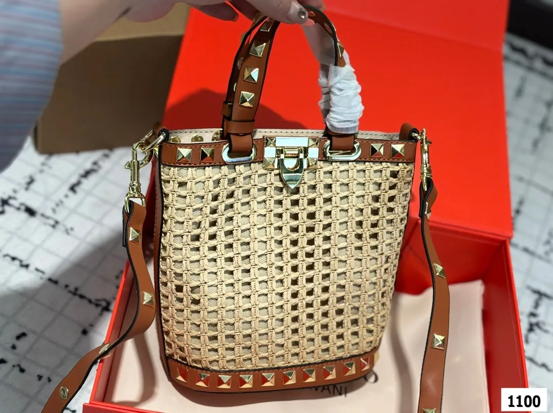 P350 with folding box Valentino woven bag 24 spring and summer has a strong holiday style, but it is also suitable for daily life. I feel that such a bag is necessary. After all, no one wants to refuse the waves and beaches. Size: 16 18.5