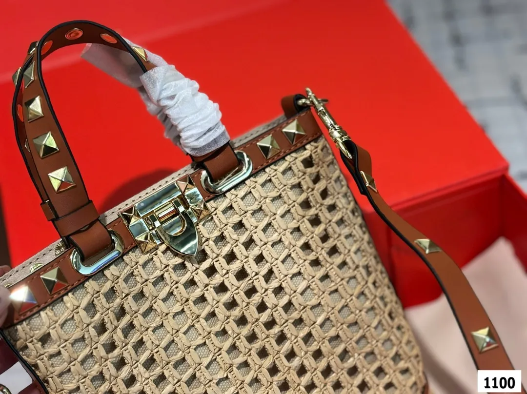 P350 with folding box Valentino woven bag 24 spring and summer has a strong holiday style, but it is also suitable for daily life. I feel that such a bag is necessary. After all, no one wants to refuse the waves and beaches. Size: 16 18.5