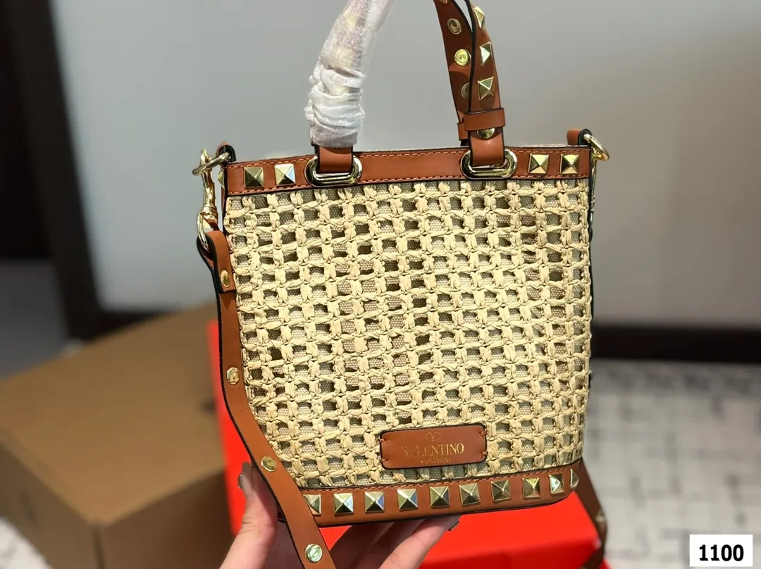 P350 with folding box Valentino woven bag 24 spring and summer has a strong holiday style, but it is also suitable for daily life. I feel that such a bag is necessary. After all, no one wants to refuse the waves and beaches. Size: 16 18.5
