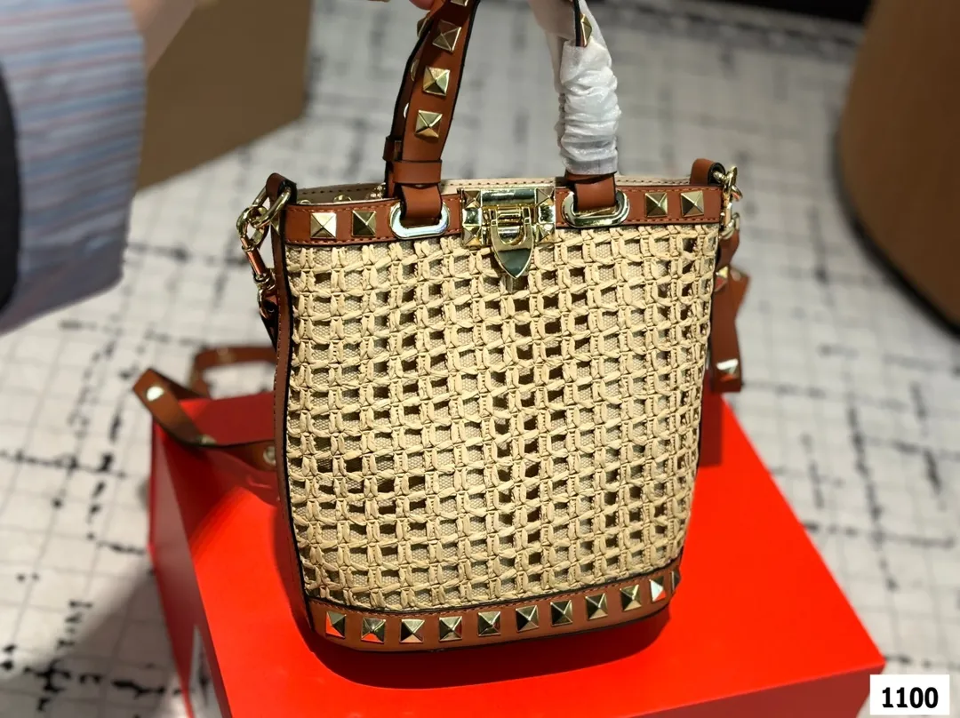 P350 with folding box Valentino woven bag 24 spring and summer has a strong holiday style, but it is also suitable for daily life. I feel that such a bag is necessary. After all, no one wants to refuse the waves and beaches. Size: 16 18.5