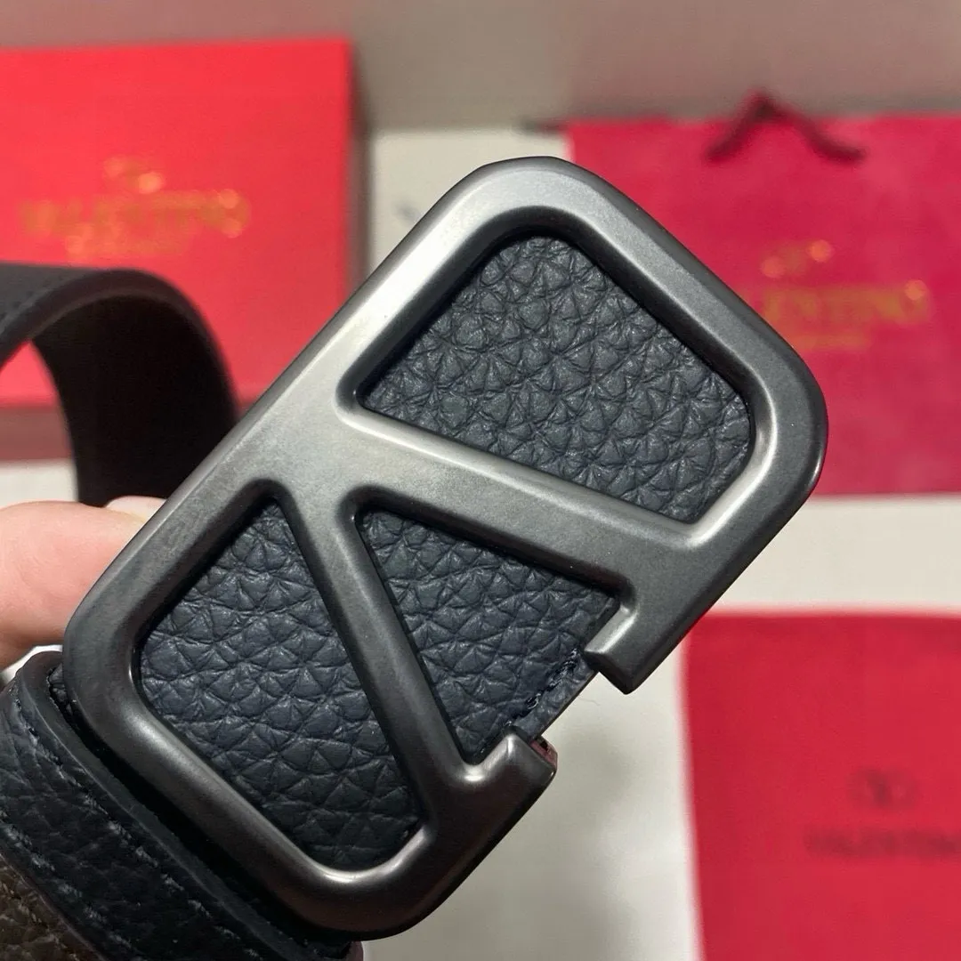 ✈️🇮🇹Brand: Valentino Valevtlo imitation copper buckle P160 ✈️🇮🇹Grade: 🚢Original private goods. Imported first-layer cowhide coffee sole, sold at counters🈶️, comparable to the genuine product! Exquisite oil edges, computer stitching, soft hand feel. No modifications in real photos. The upper body effect is super good, and the length can be cut. Comes with a full set of packaging at the counter. The first choice for gifting. Free eye needle ✈️🇮🇹Button head: imitation copper buckle hardware ✈️🇮🇹Length: 100-125cm 3.8cm specifications ✈️🇮🇹Color: black