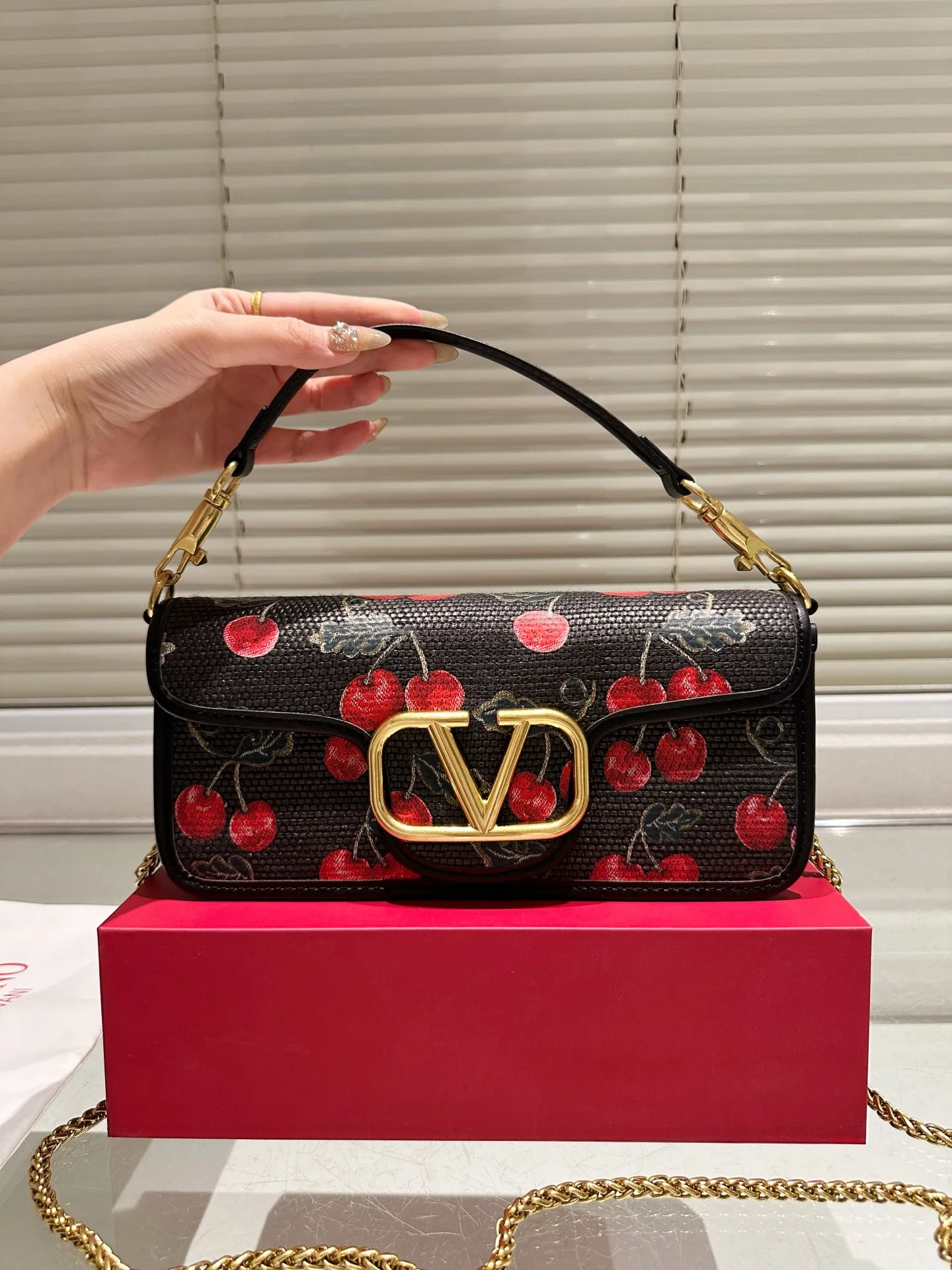 Large P360 Folding Box ⚠️Size 26.11 Valentino Loco Shoulder Bag Overflowing with Sophistication This Look Is Very Versatile No matter how you carry it, you won’t feel any pressure. Which girl can resist such a beautiful bag?