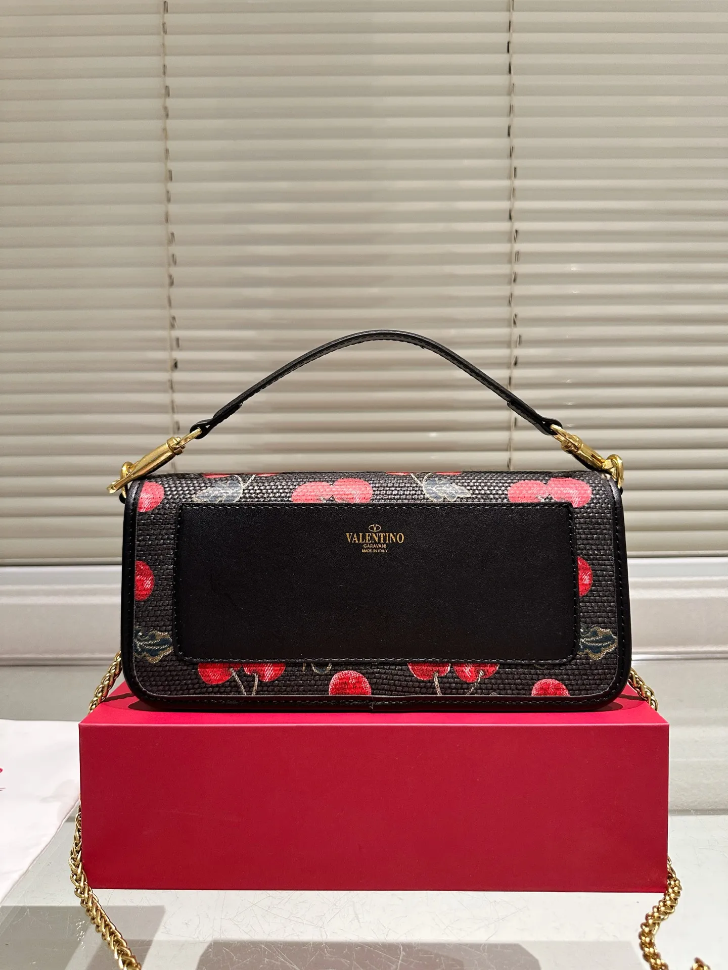 Large P360 Folding Box ⚠️Size 26.11 Valentino Loco Shoulder Bag Overflowing with Sophistication This Look Is Very Versatile No matter how you carry it, you won’t feel any pressure. Which girl can resist such a beautiful bag?