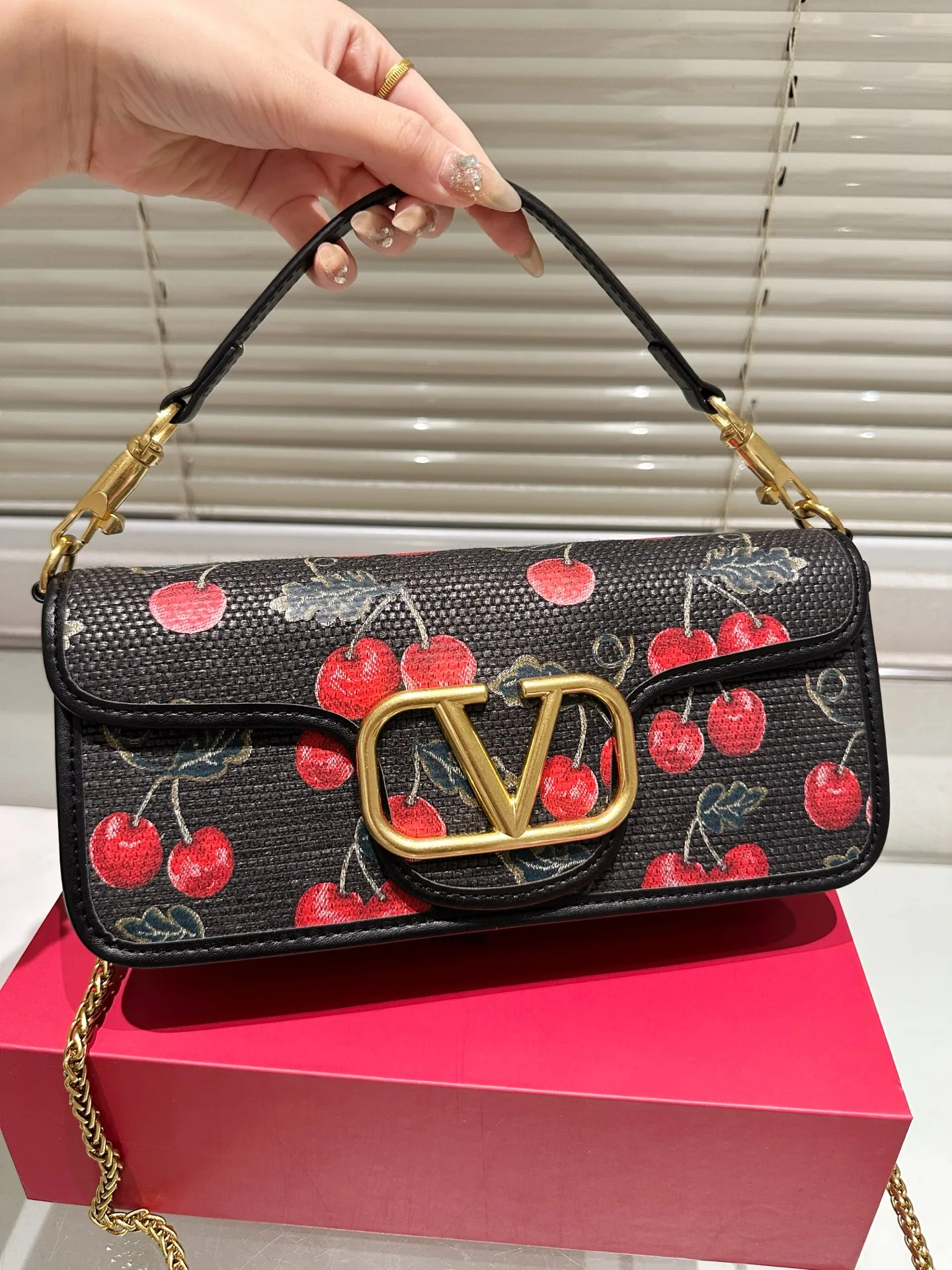 Large P360 Folding Box ⚠️Size 26.11 Valentino Loco Shoulder Bag Overflowing with Sophistication This Look Is Very Versatile No matter how you carry it, you won’t feel any pressure. Which girl can resist such a beautiful bag?