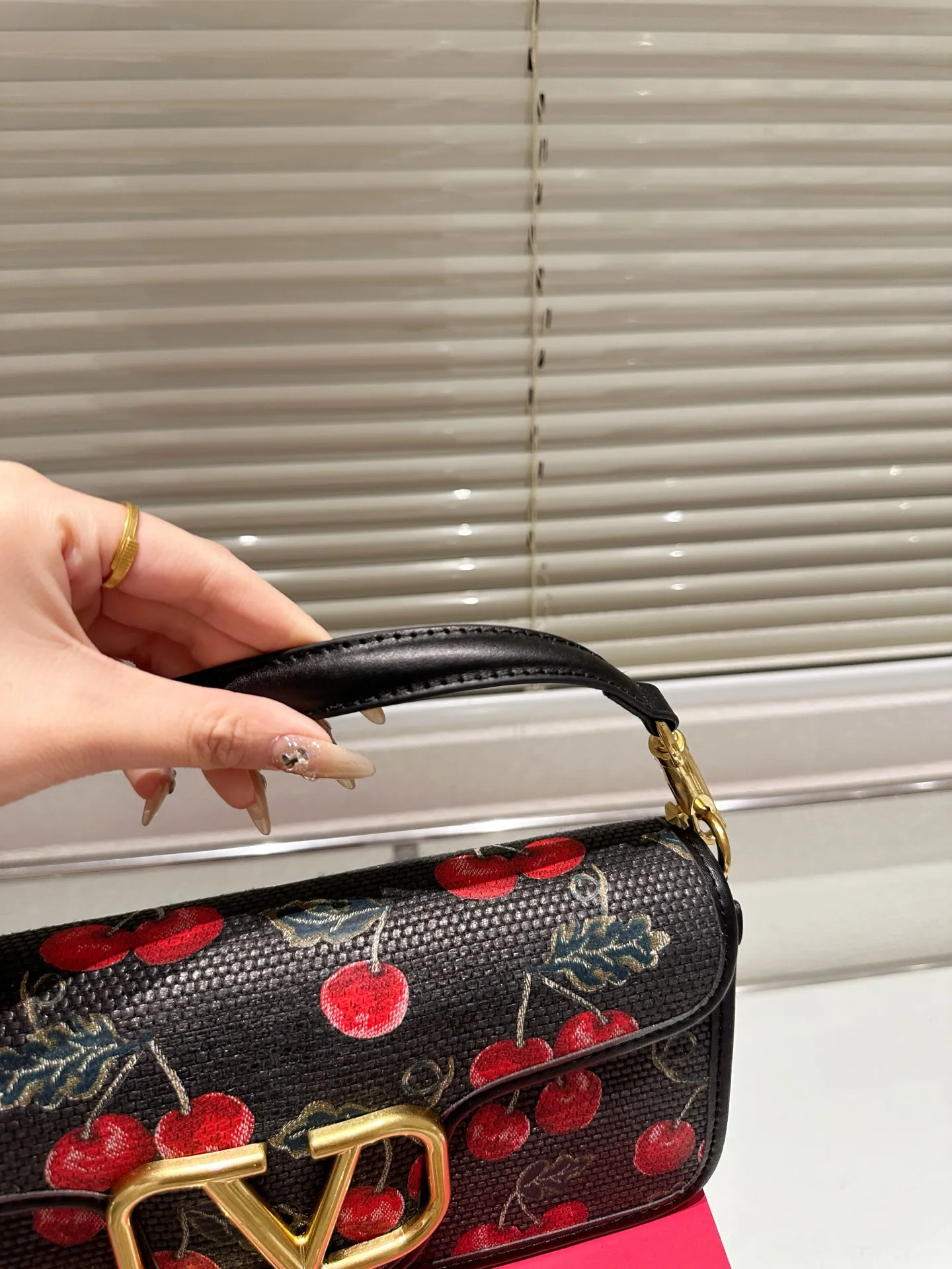 Large P360 Folding Box ⚠️Size 26.11 Valentino Loco Shoulder Bag Overflowing with Sophistication This Look Is Very Versatile No matter how you carry it, you won’t feel any pressure. Which girl can resist such a beautiful bag?