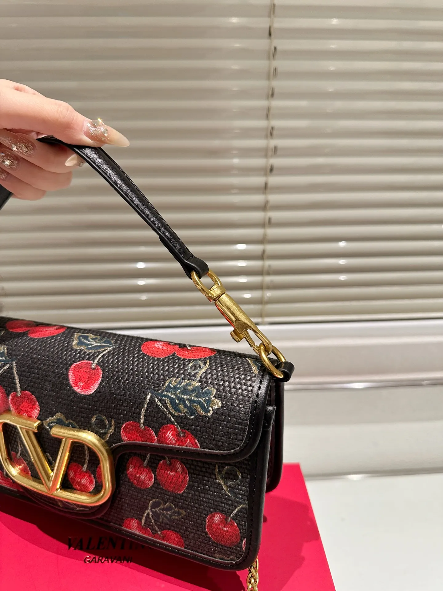 Large P360 Folding Box ⚠️Size 26.11 Valentino Loco Shoulder Bag Overflowing with Sophistication This Look Is Very Versatile No matter how you carry it, you won’t feel any pressure. Which girl can resist such a beautiful bag?