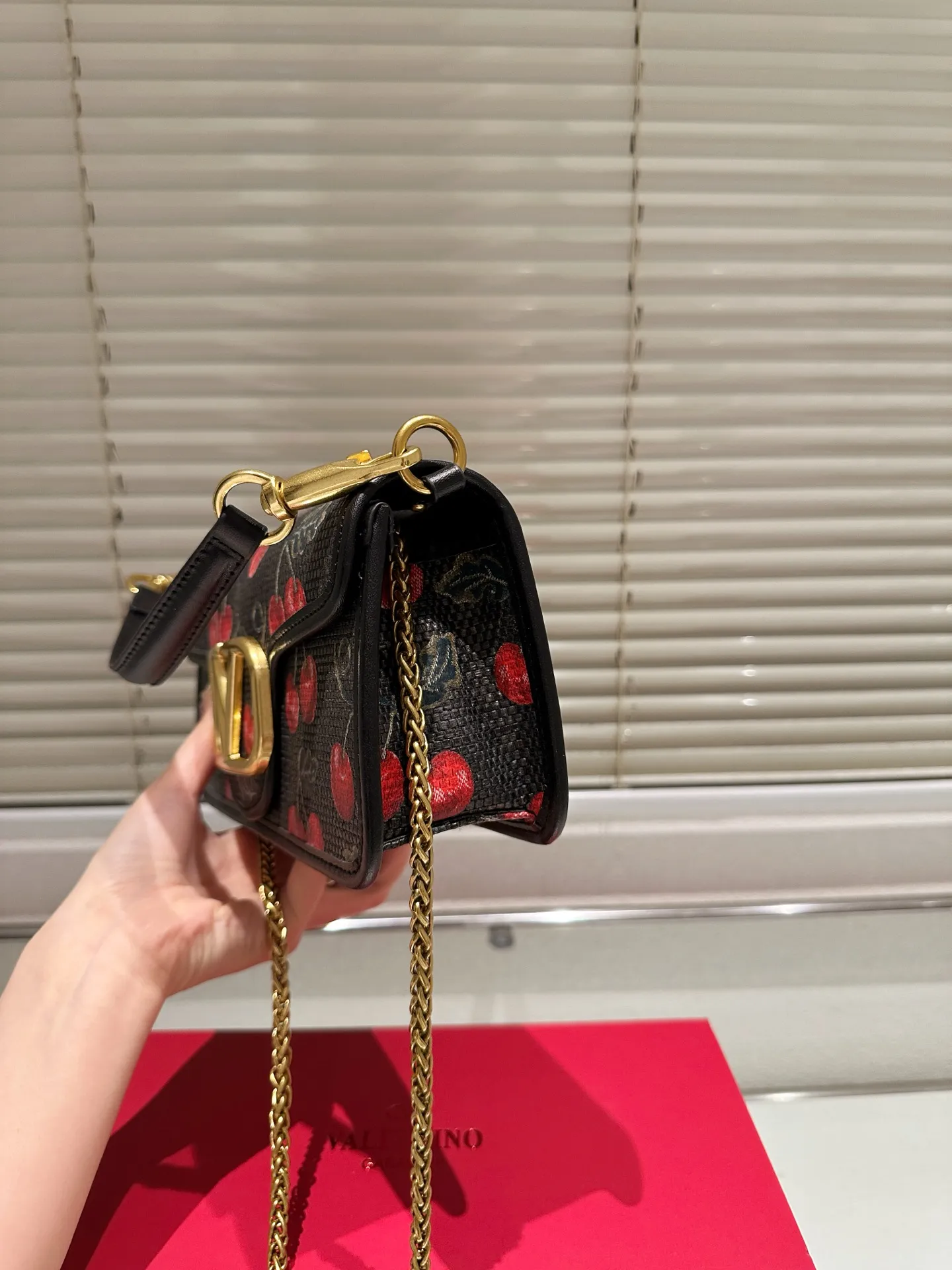 Large P360 Folding Box ⚠️Size 26.11 Valentino Loco Shoulder Bag Overflowing with Sophistication This Look Is Very Versatile No matter how you carry it, you won’t feel any pressure. Which girl can resist such a beautiful bag?