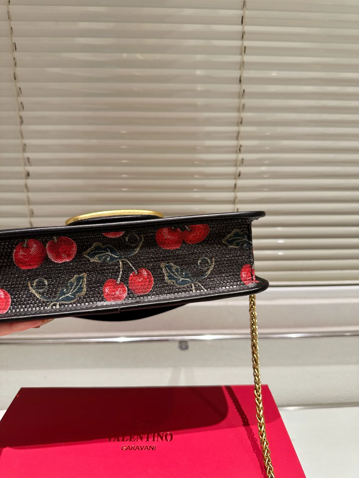 Large P360 Folding Box ⚠️Size 26.11 Valentino Loco Shoulder Bag Overflowing with Sophistication This Look Is Very Versatile No matter how you carry it, you won’t feel any pressure. Which girl can resist such a beautiful bag?