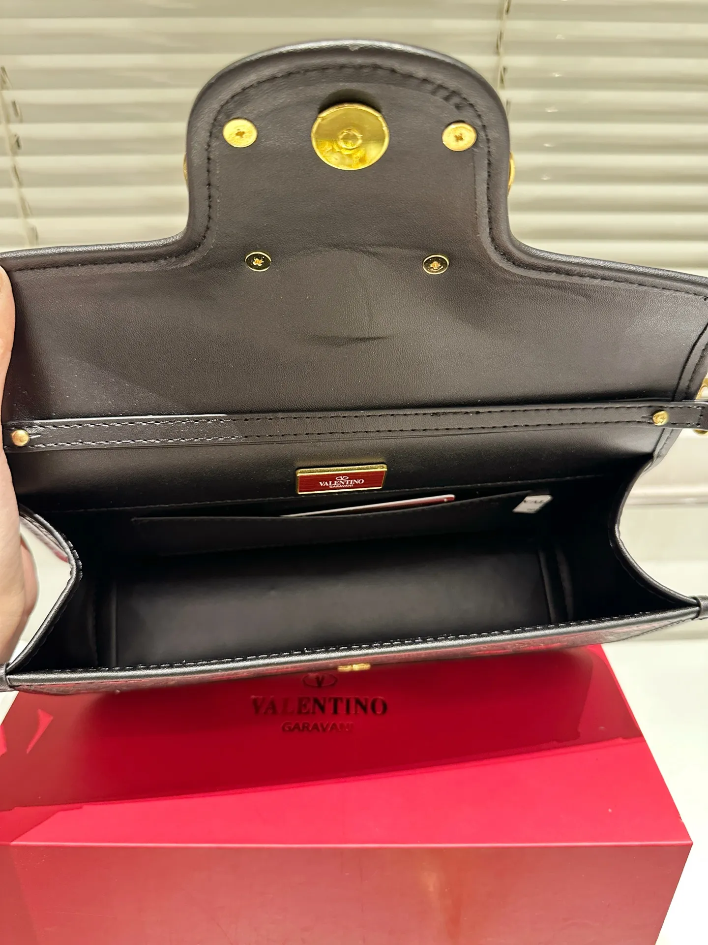 Large P360 Folding Box ⚠️Size 26.11 Valentino Loco Shoulder Bag Overflowing with Sophistication This Look Is Very Versatile No matter how you carry it, you won’t feel any pressure. Which girl can resist such a beautiful bag?