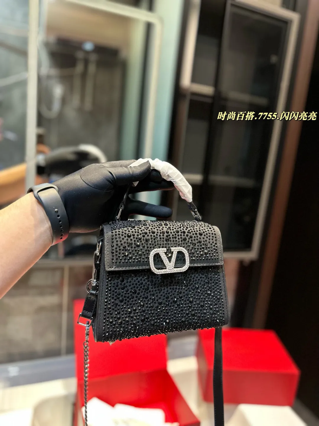 ❤️P330 (gift box packaging)❤️ valentino vsling full diamond tote bag Valentino is a handbag. If the shoulder strap is connected, it can be used as a shoulder bag or crossbody bag. The V mark on the front of the bag is the unique Valentino logo. It has a sense of luxury and fashion. good#Valentino Size: 19 15