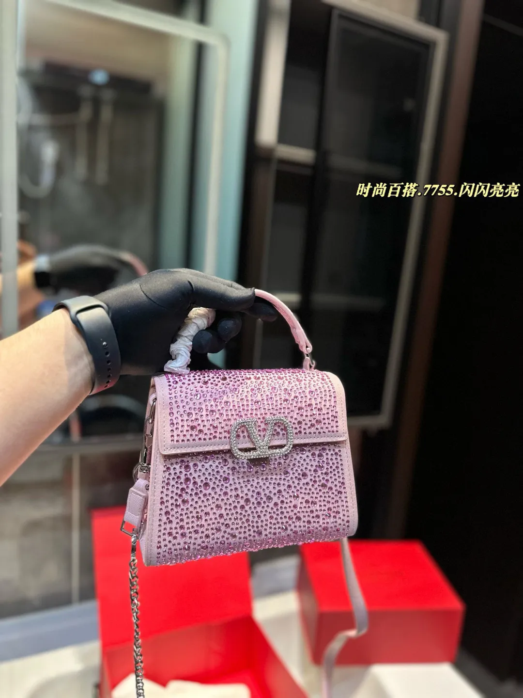 ❤️P330 (gift box packaging)❤️ valentino vsling full diamond tote bag Valentino is a handbag. If the shoulder strap is connected, it can be used as a shoulder bag or crossbody bag. The V mark on the front of the bag is the unique Valentino logo. It has a sense of luxury and fashion. good#Valentino Size: 19 15