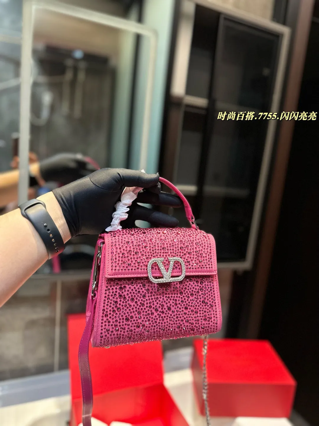 ❤️P330 (gift box packaging)❤️ valentino vsling full diamond tote bag Valentino is a handbag. If the shoulder strap is connected, it can be used as a shoulder bag or crossbody bag. The V mark on the front of the bag is the unique Valentino logo. It has a sense of luxury and fashion. good#Valentino Size: 19 15