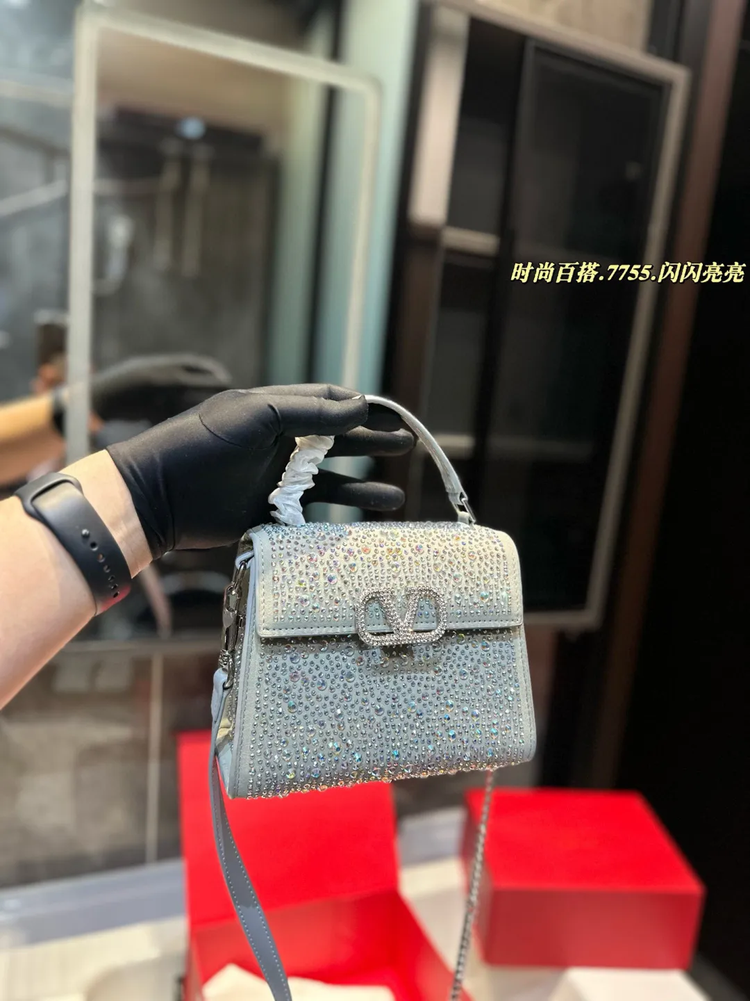 ❤️P330 (gift box packaging)❤️ valentino vsling full diamond tote bag Valentino is a handbag. If the shoulder strap is connected, it can be used as a shoulder bag or crossbody bag. The V mark on the front of the bag is the unique Valentino logo. It has a sense of luxury and fashion. good#Valentino Size: 19 15