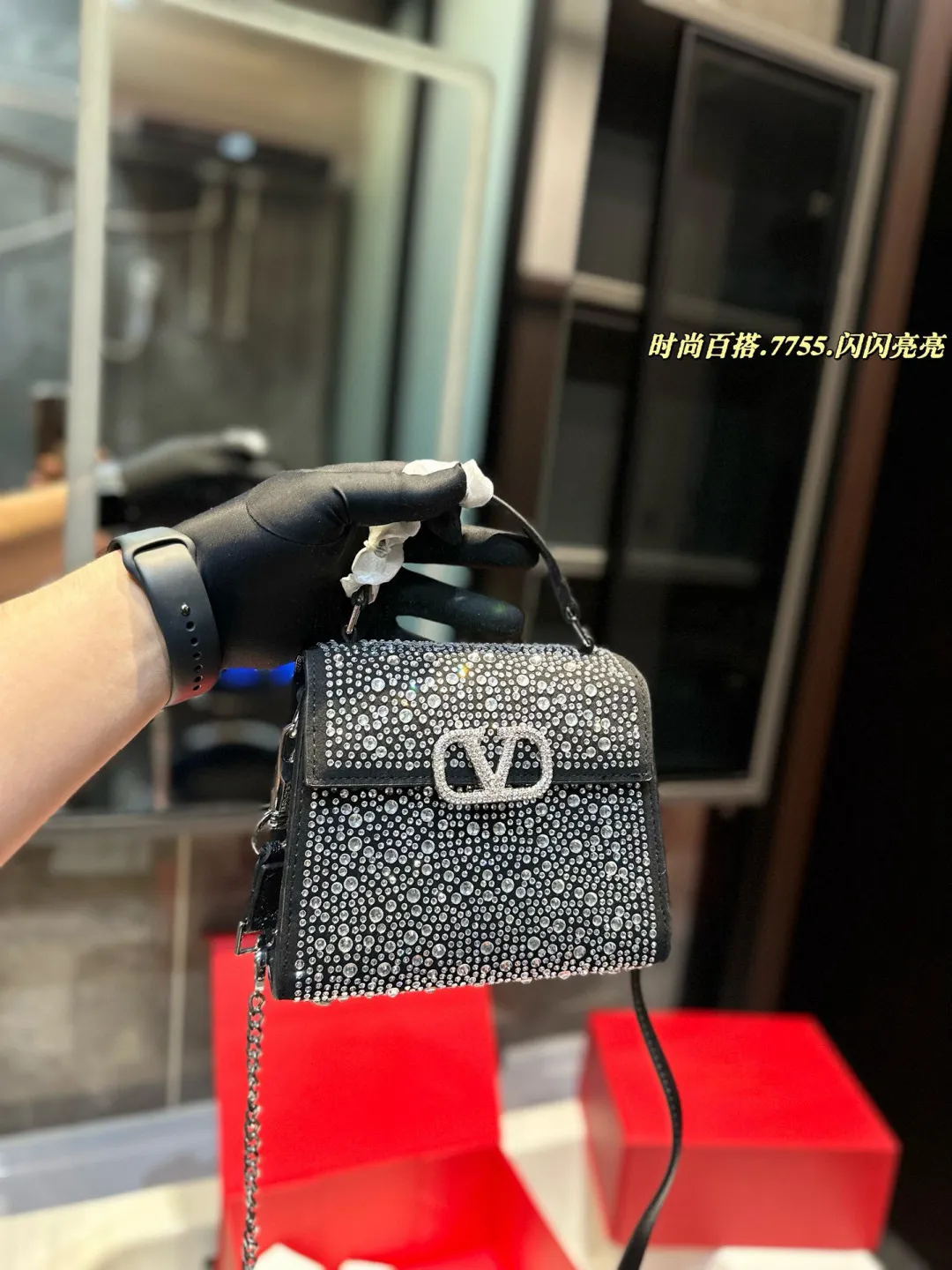 ❤️P330 (gift box packaging)❤️ valentino vsling full diamond tote bag Valentino is a handbag. If the shoulder strap is connected, it can be used as a shoulder bag or crossbody bag. The V mark on the front of the bag is the unique Valentino logo. It has a sense of luxury and fashion. good#Valentino Size: 19 15