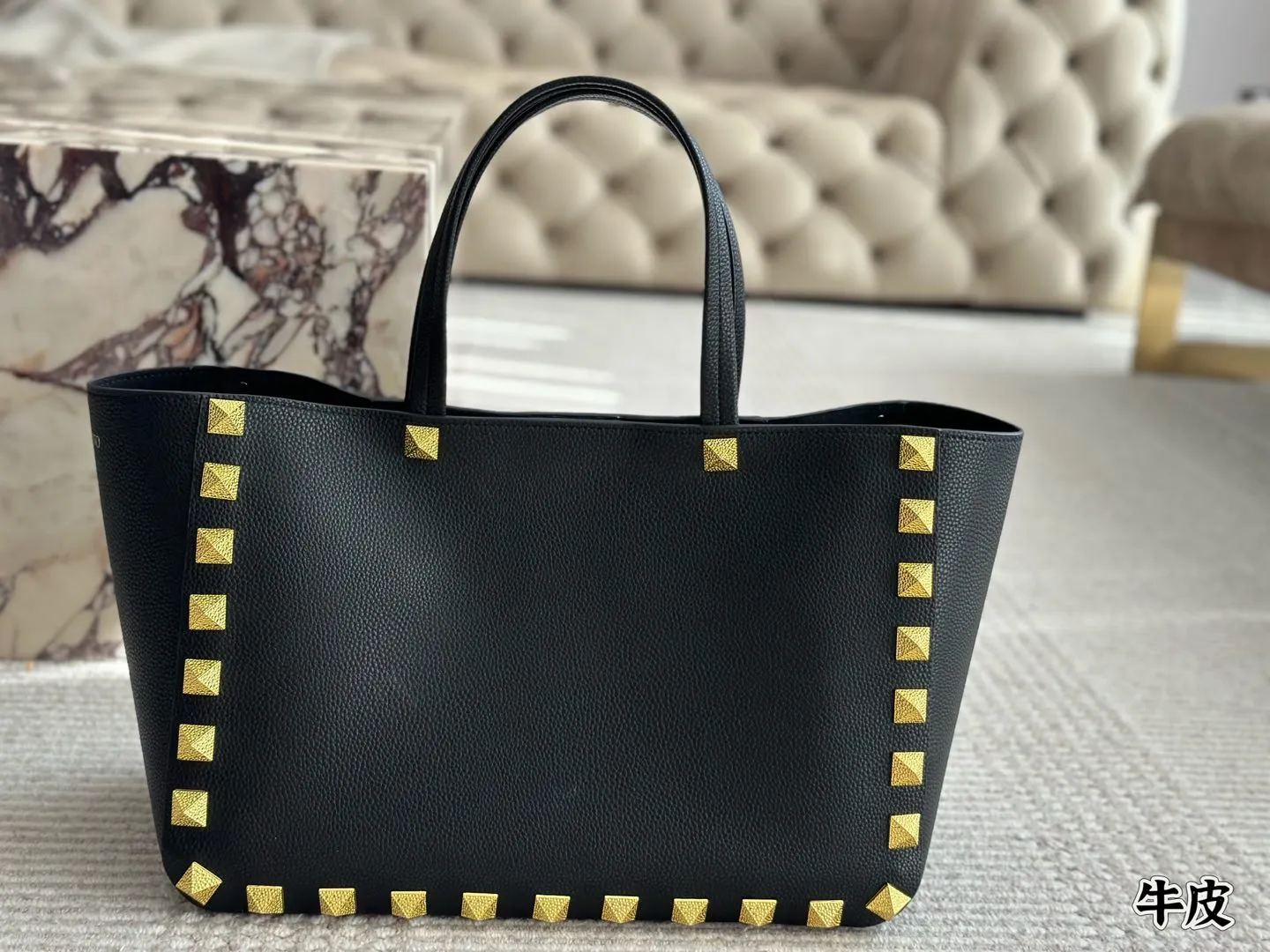 Cowhide 💰560 Valentino, a popular model in Valentino counters. Playful and super personality, whoever wears it will look better. Can’t conceal the foreign style. Exquisite routing. Color matching is very distinctive. Very versatile and can be matched with daily life. Casual and playful with a little bit of a ladylike style. It will definitely become a super hot style in the new year, spring and summer. ♥️Size 40 27cm