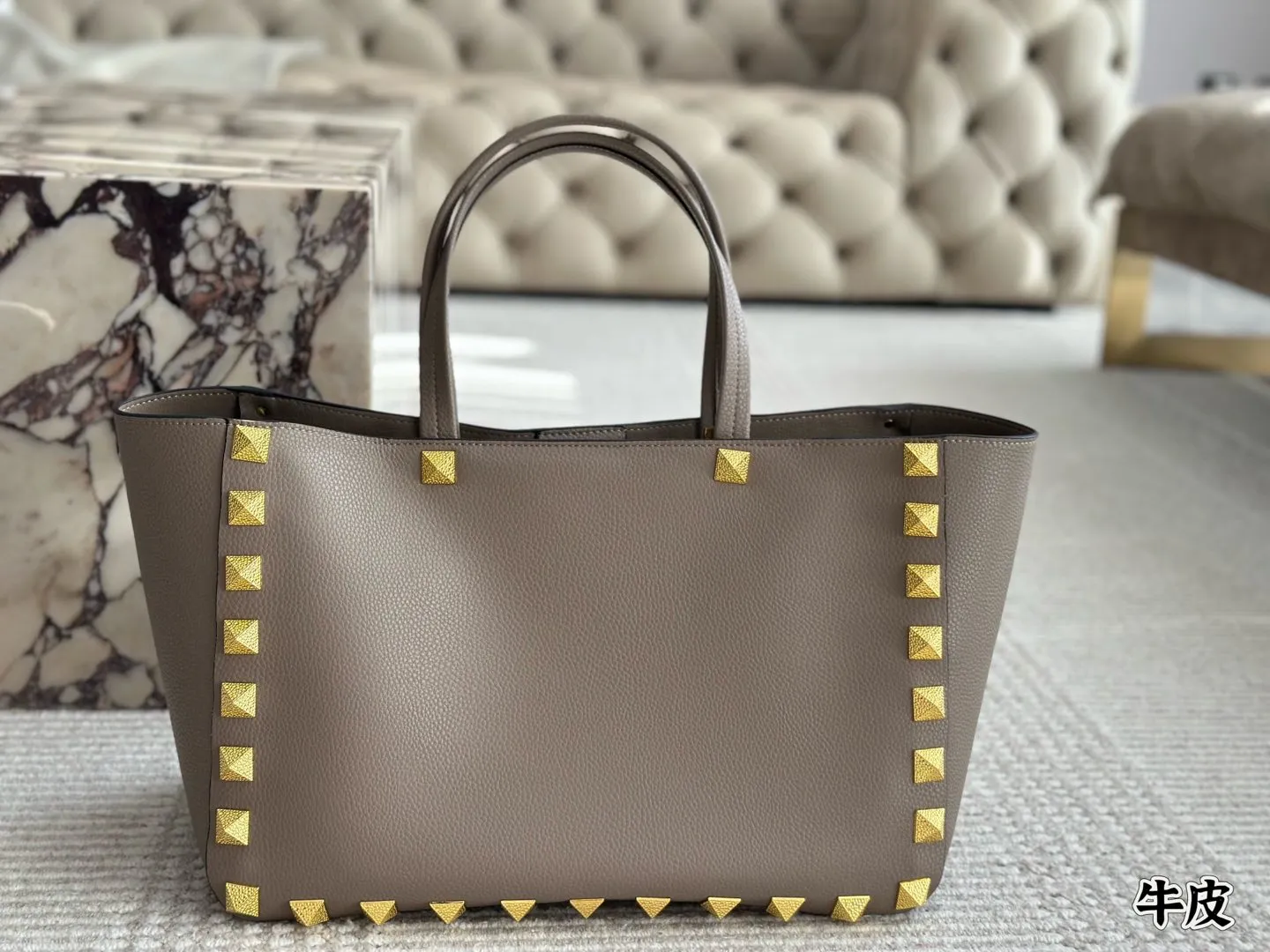Cowhide 💰560 Valentino, a popular model in Valentino counters. Playful and super personality, whoever wears it will look better. Can’t conceal the foreign style. Exquisite routing. Color matching is very distinctive. Very versatile and can be matched with daily life. Casual and playful with a little bit of a ladylike style. It will definitely become a super hot style in the new year, spring and summer. ♥️Size 40 27cm